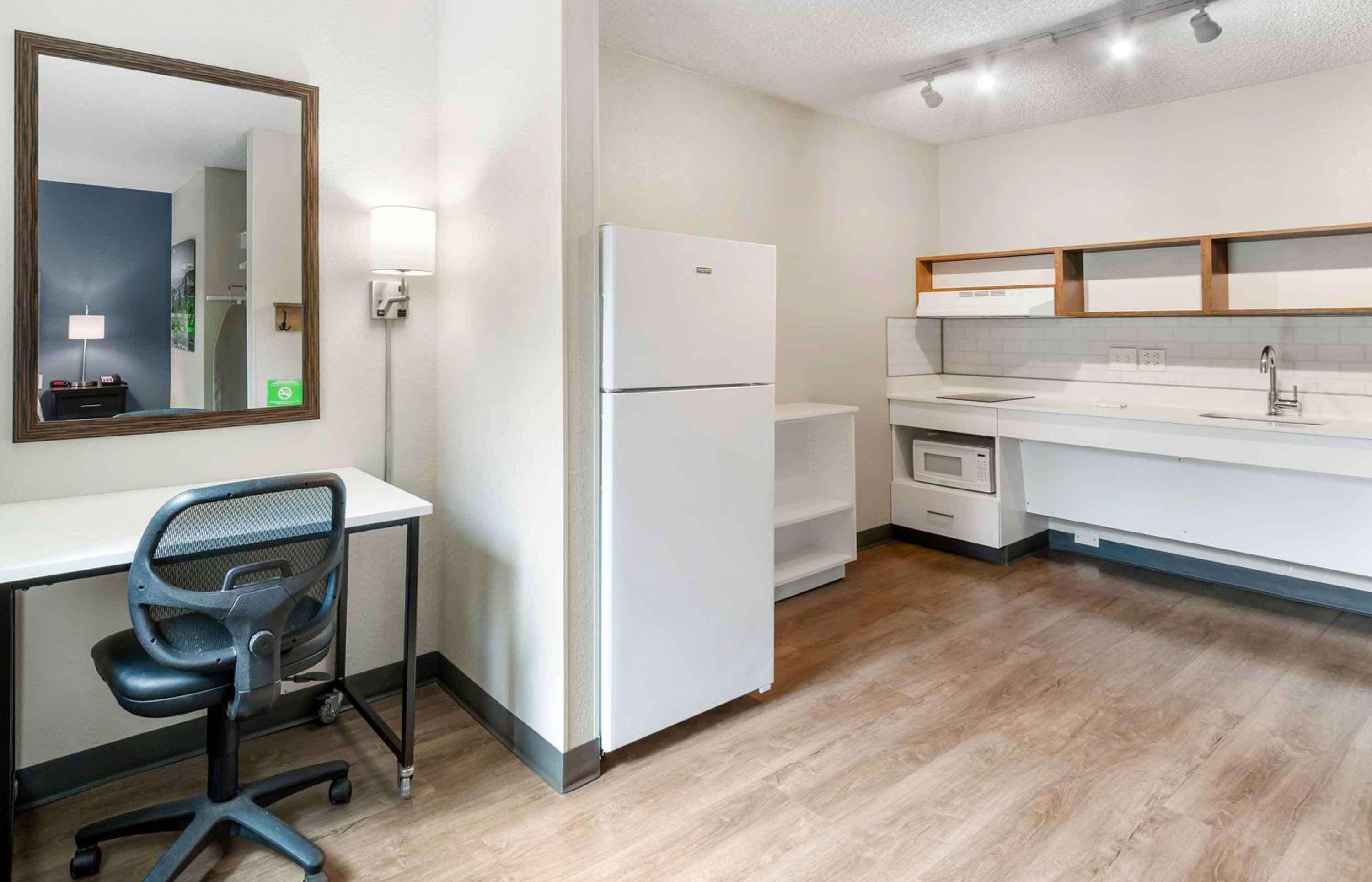 Deluxe Studio with 1 Queen Bed - Non-Smoking - Photo 5