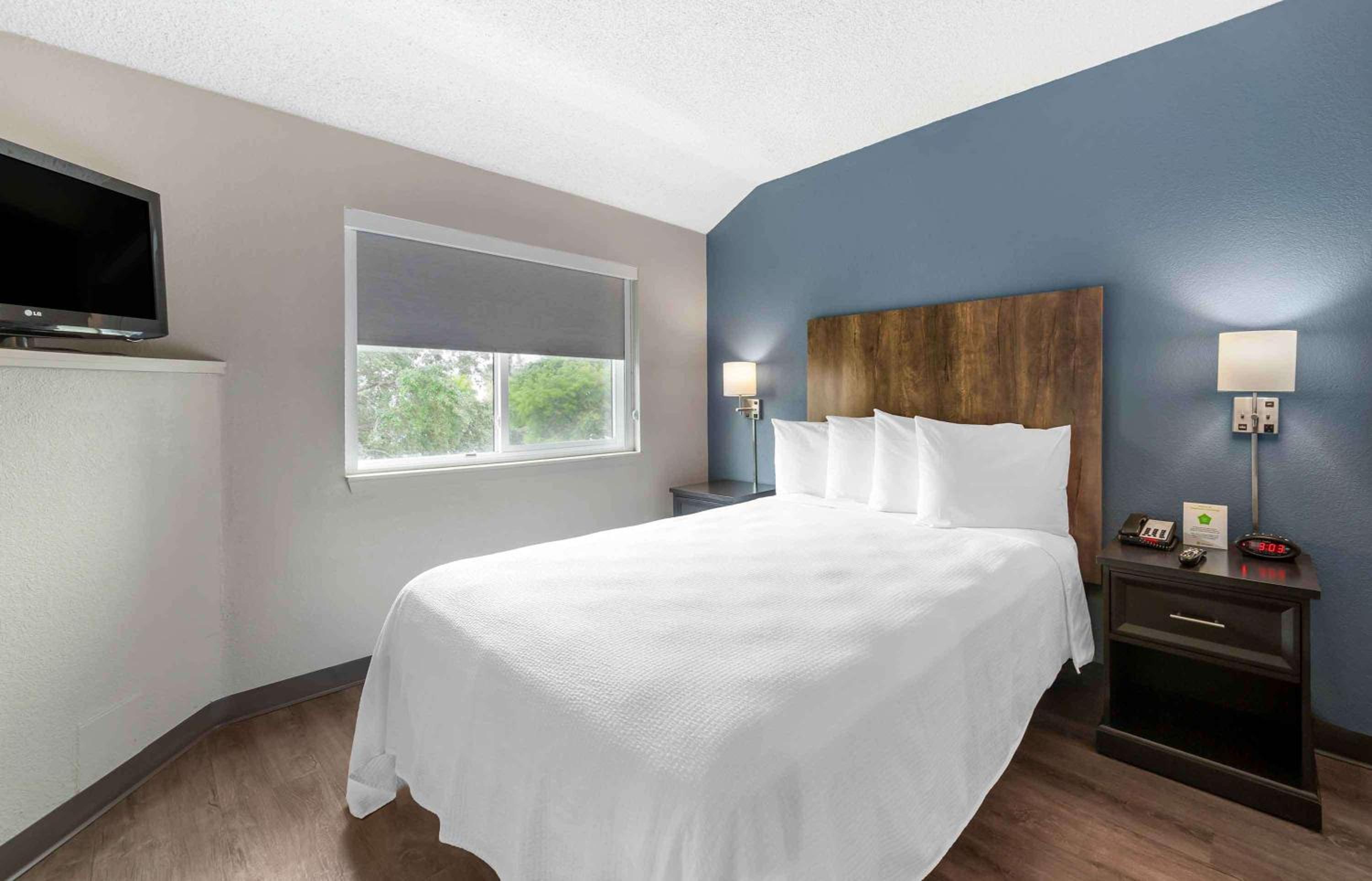 One Bedroom Suite with 1 Queen Bed - Non-Smoking - Photo 1