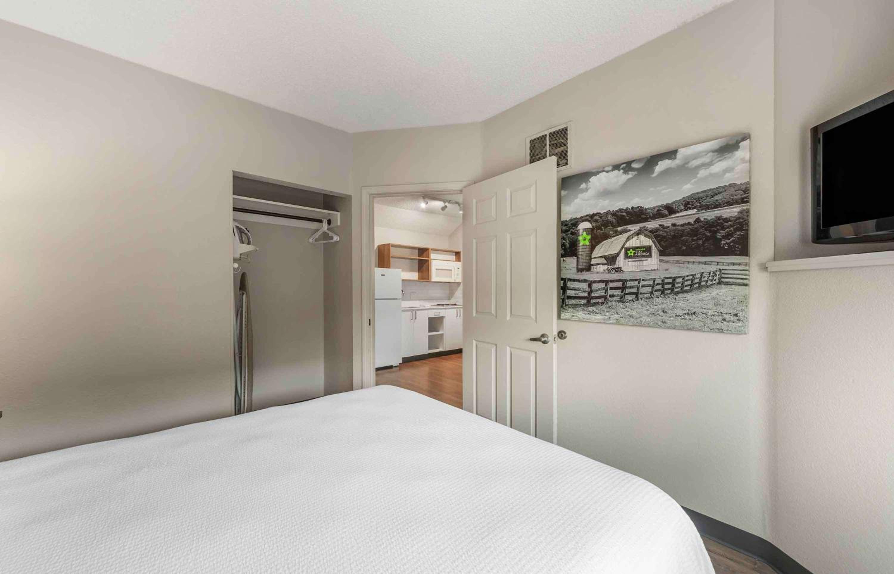 One Bedroom Suite with 1 Queen Bed - Non-Smoking - Photo 3