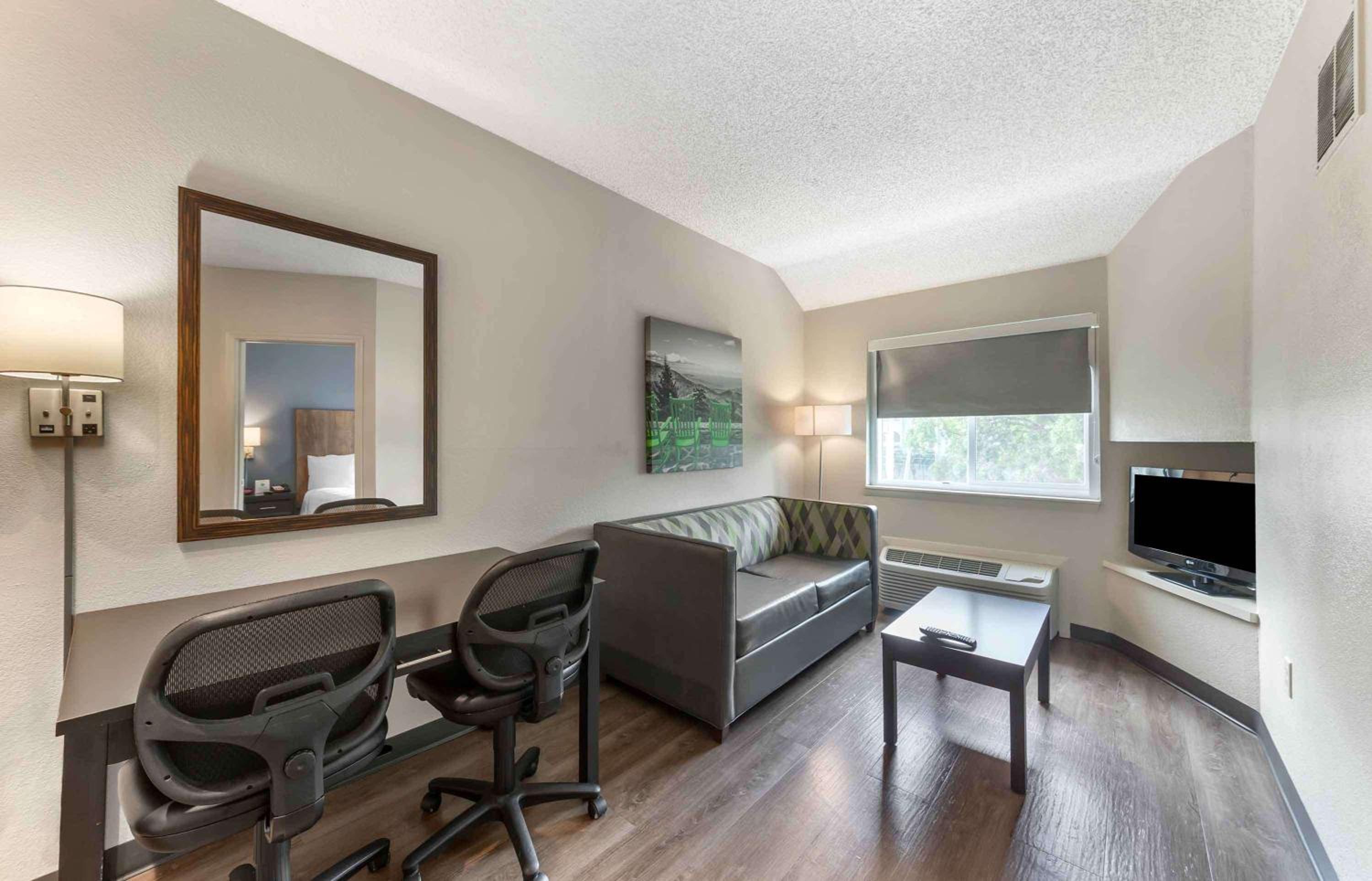 One Bedroom Suite with 1 Queen Bed - Non-Smoking - Photo 4