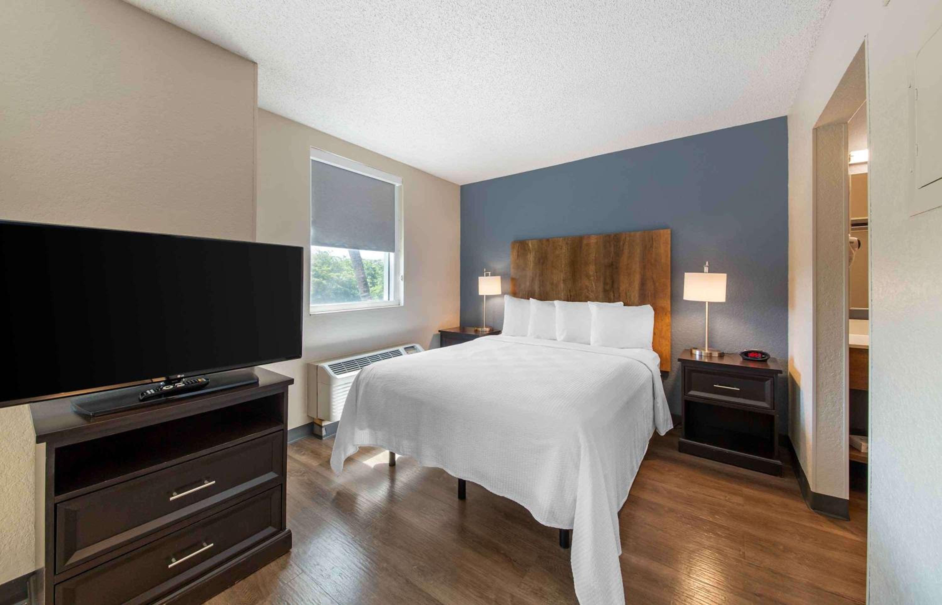 Deluxe Studio with 1 Queen Bed - Non-Smoking - Photo 1