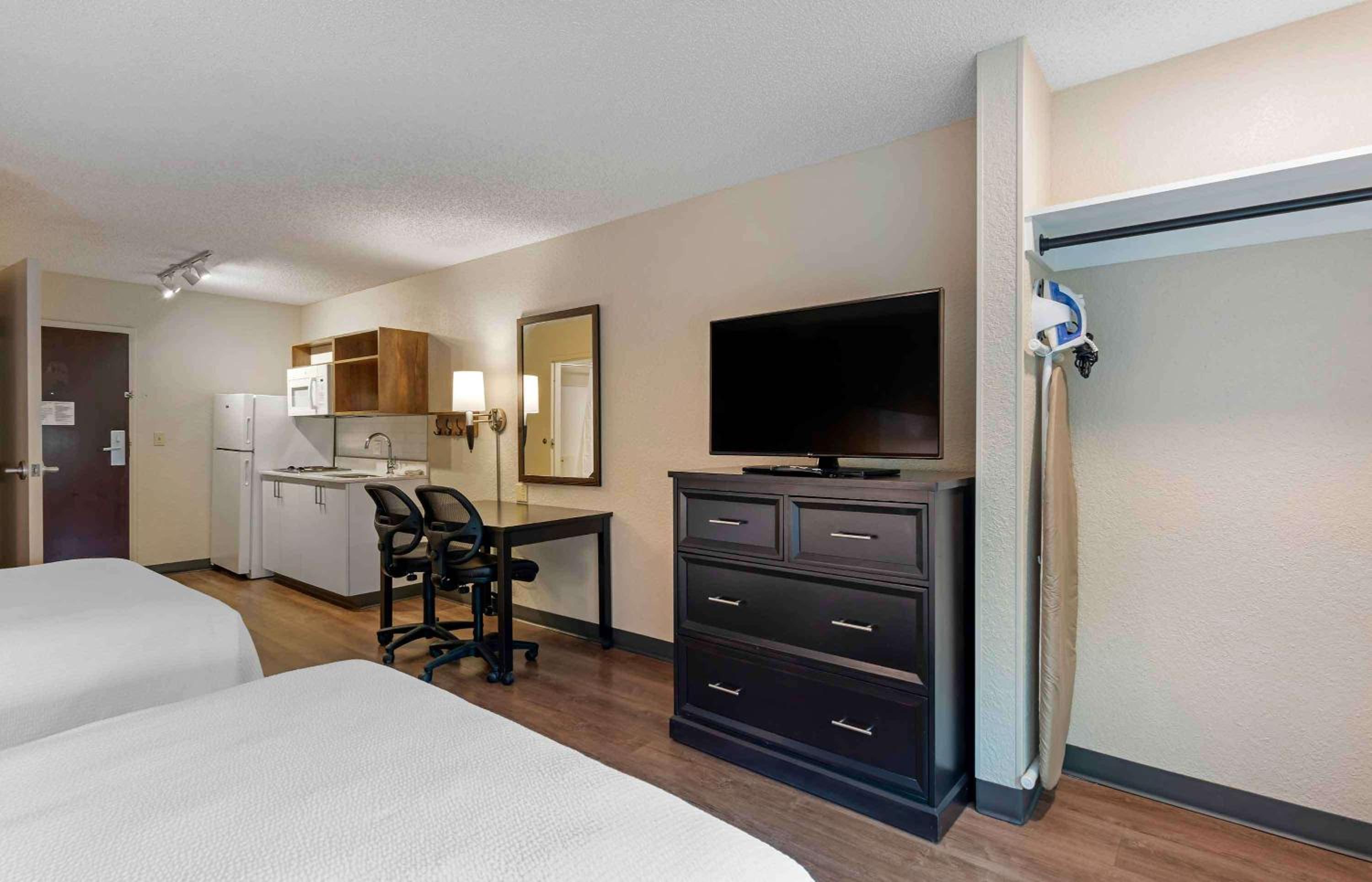 Superior Studio with 2 Double Beds - Non-Smoking - Photo 6