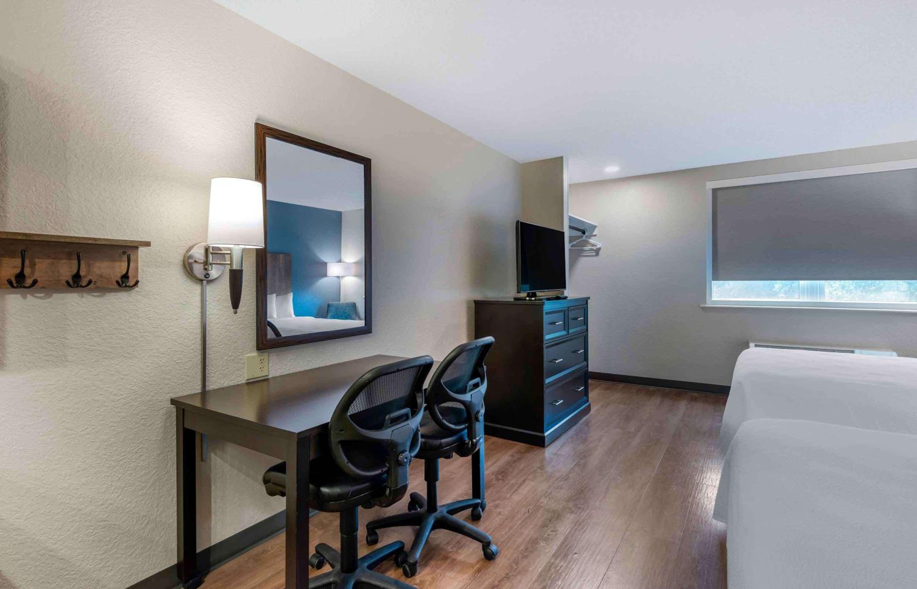 Superior Studio with 2 Double Beds - Non-Smoking - Photo 7