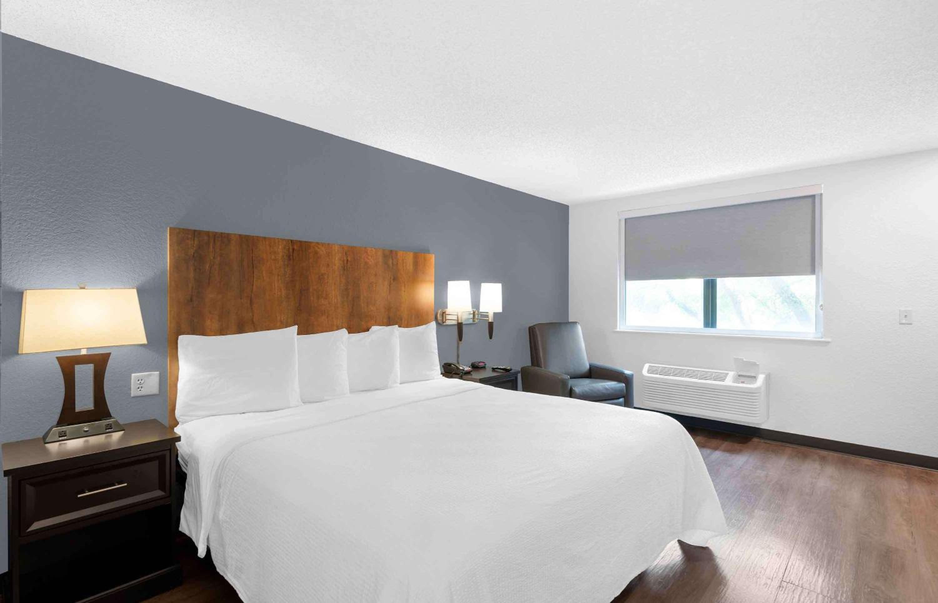 Queen studio with 1 Queen Bed - Disability Access/Non-Smoking - Photo 1