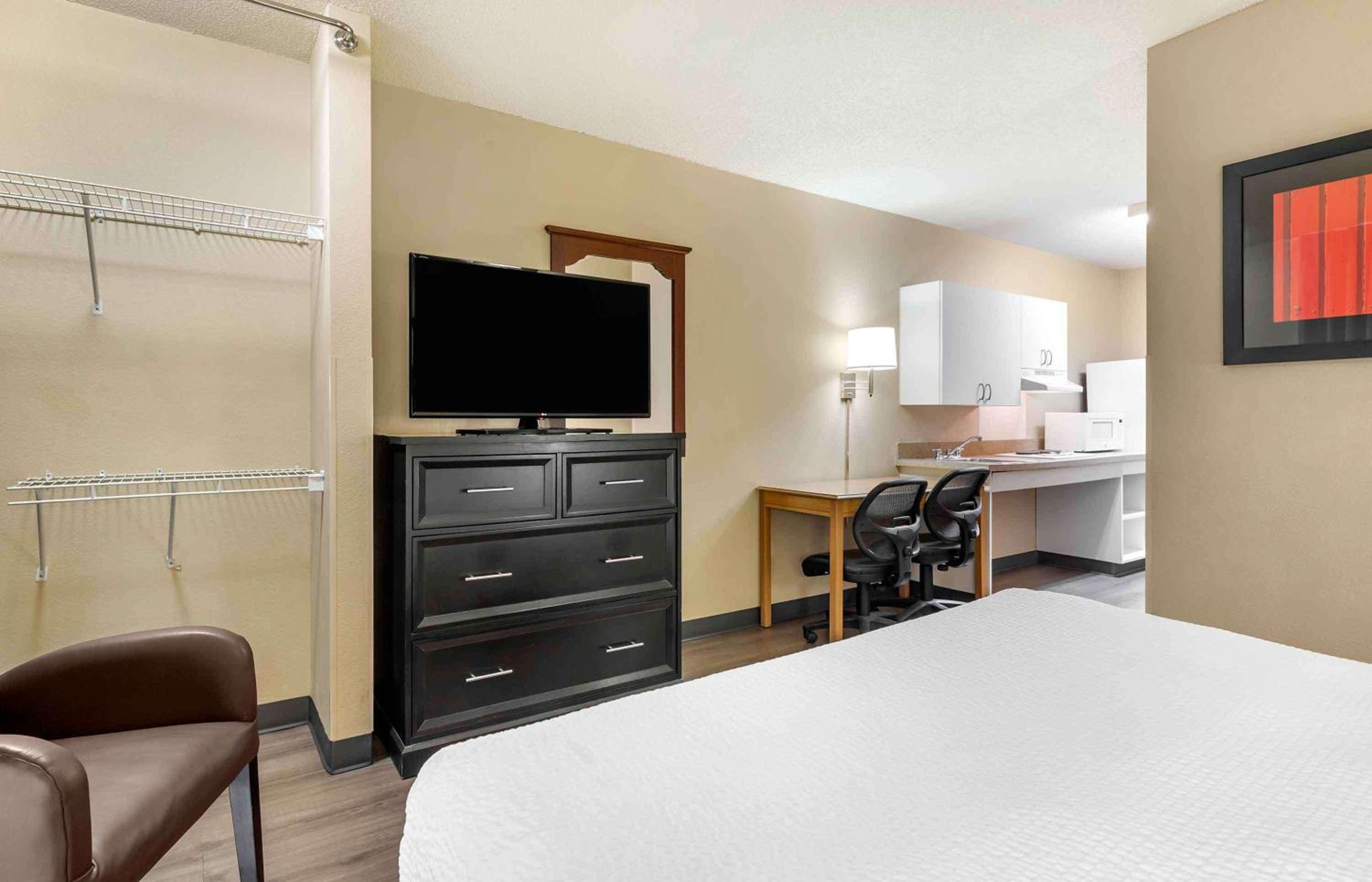 Queen studio with 1 Queen Bed - Disability Access/Non-Smoking - Photo 3