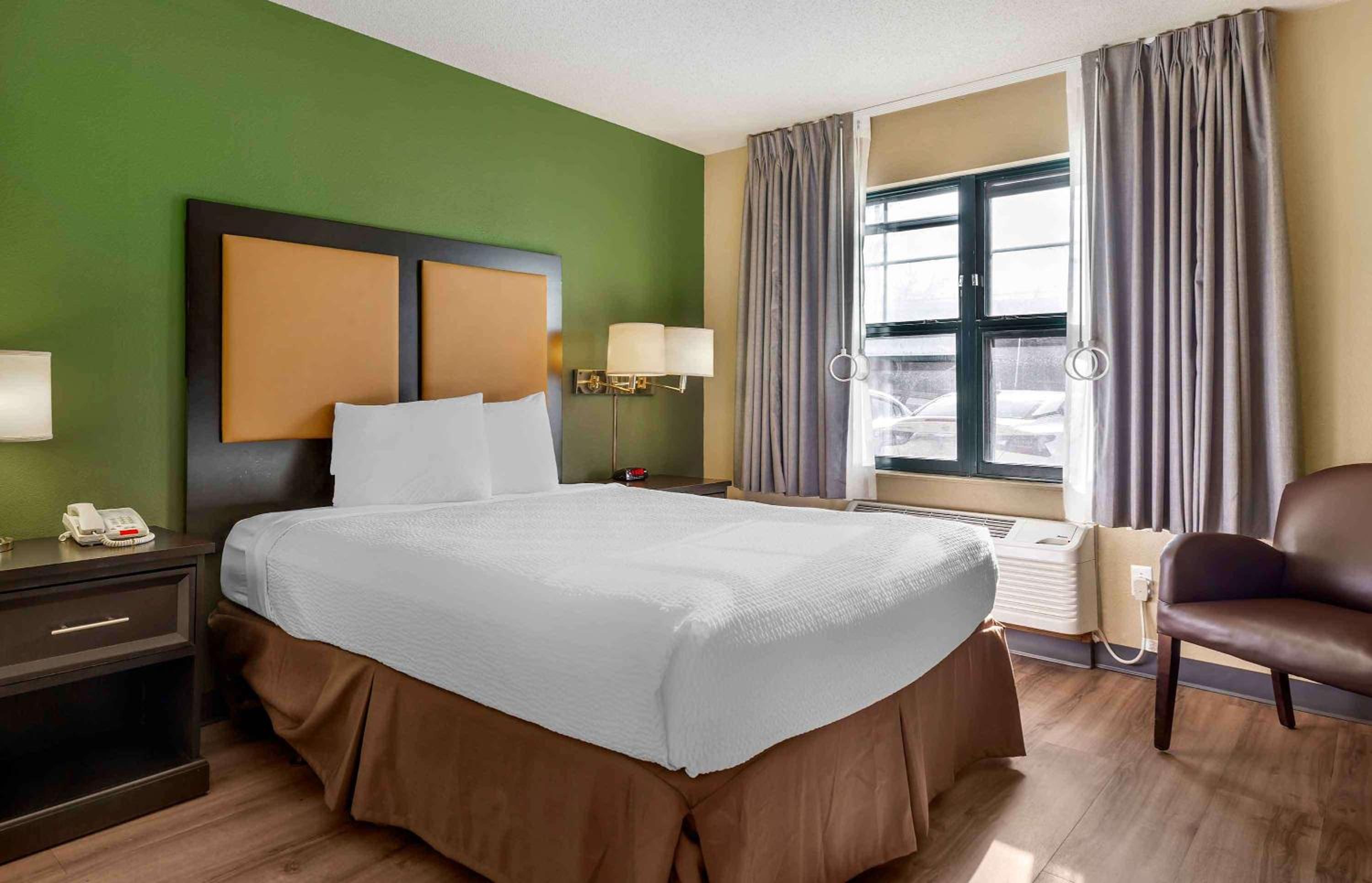 Queen studio with 1 Queen Bed - Disability Access/Non-Smoking - Photo 1
