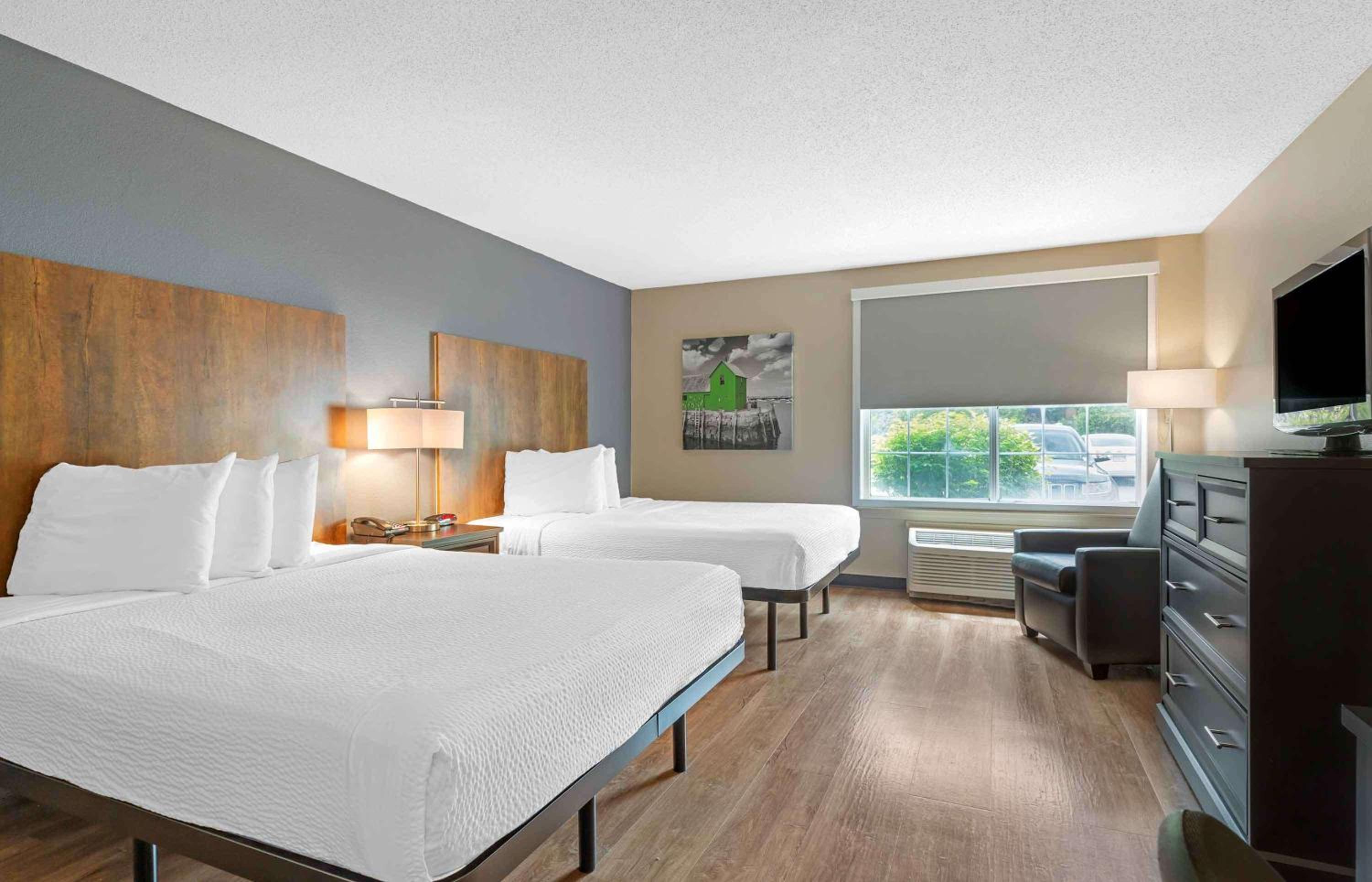 Premium Studio with 2 Queen Beds - Non-Smoking - Photo 4