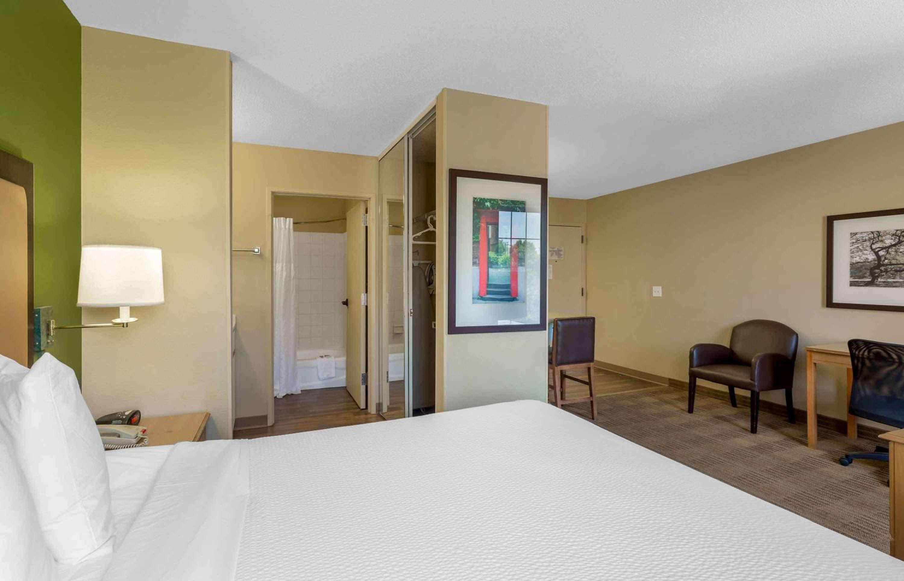 Deluxe Studio with 1 King Bed - Non-Smoking - Photo 7