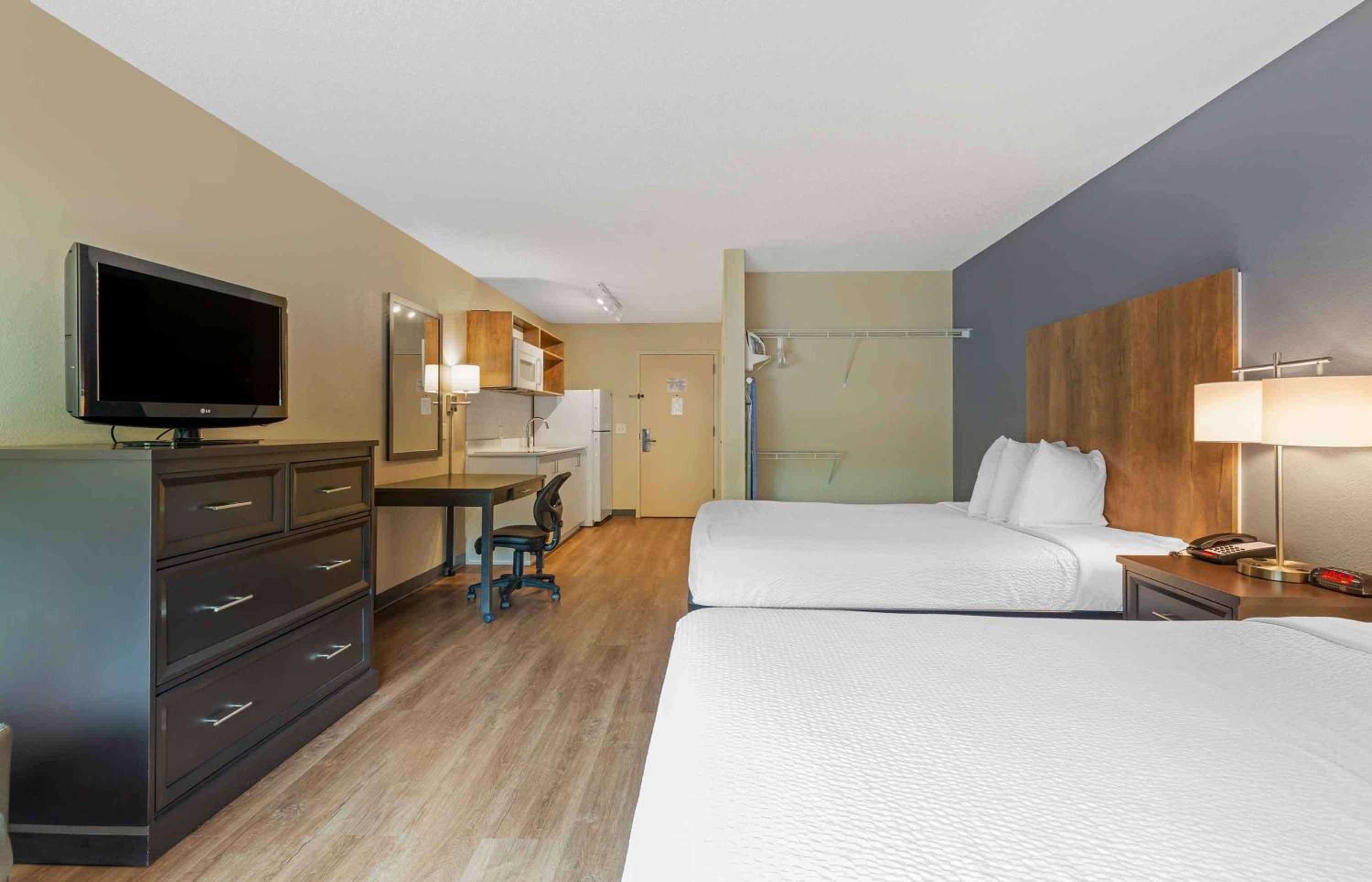 Premium Studio with 2 Queen Beds - Non-Smoking - Photo 3