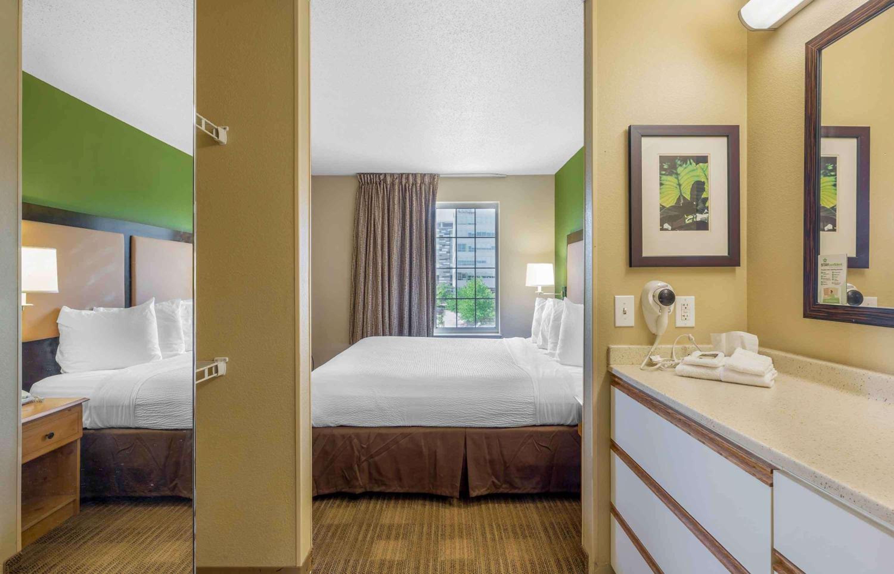 Deluxe Studio with 1 King Bed - Non-Smoking - Photo 6