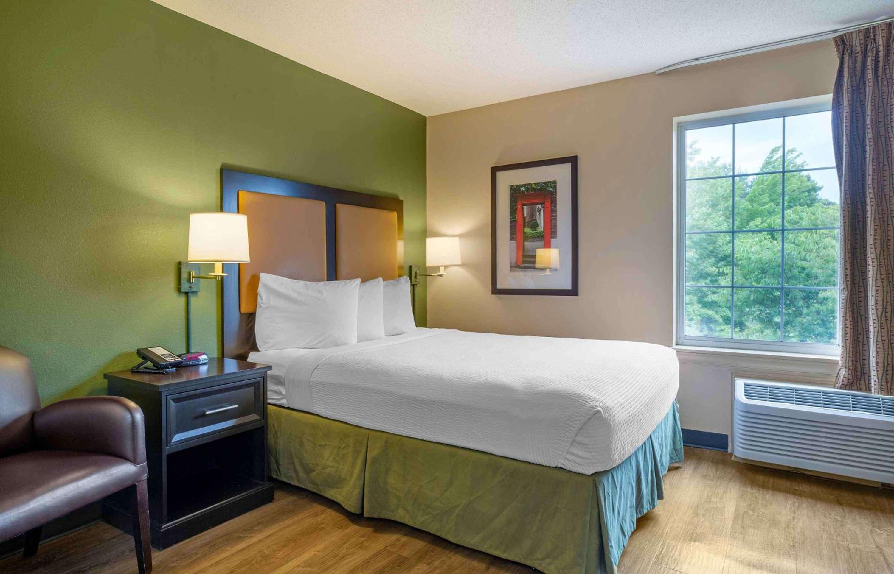 Queen studio with 1 Queen Bed - Disability Access/Non-Smoking - Photo 1