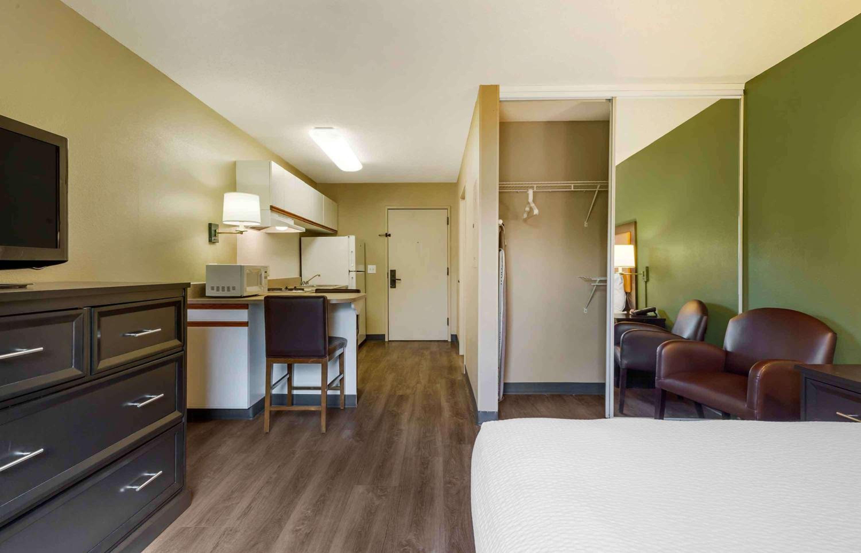 Queen studio with 1 Queen Bed - Disability Access/Non-Smoking - Photo 3