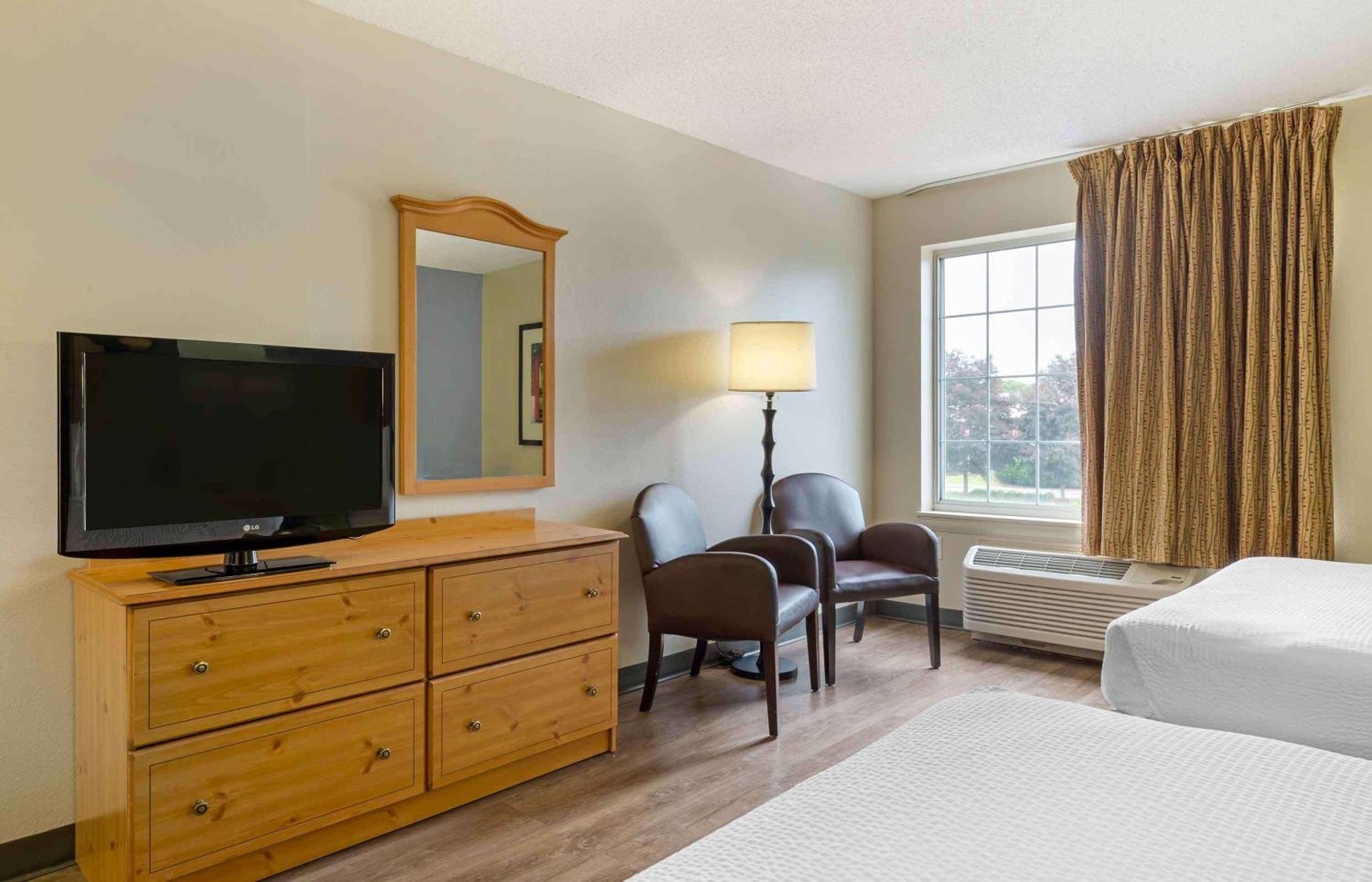 Studio with 2 Queen Beds - Non-Smoking - Photo 12