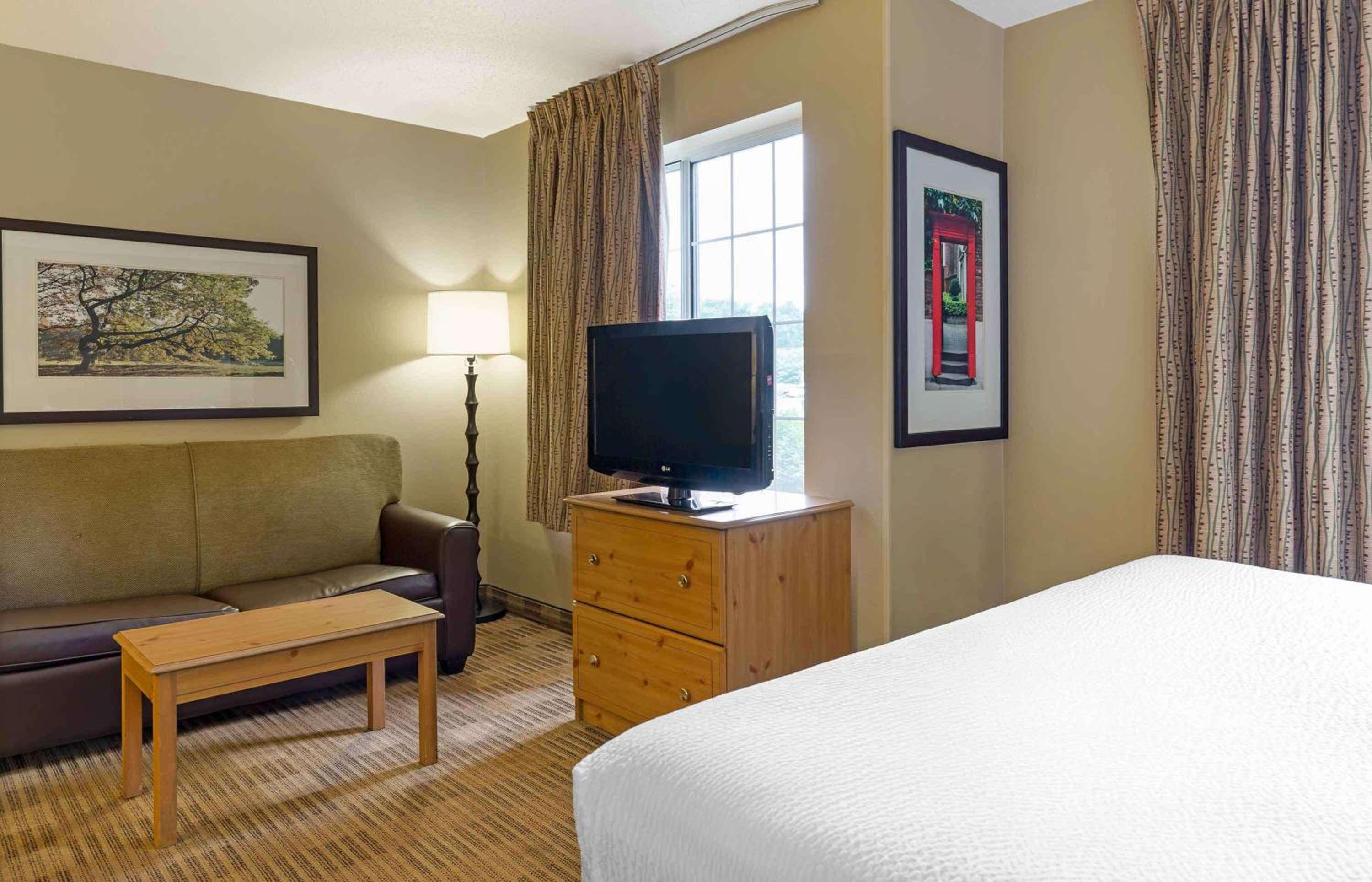 Deluxe Studio with 1 King Bed - Non-Smoking - Photo 11