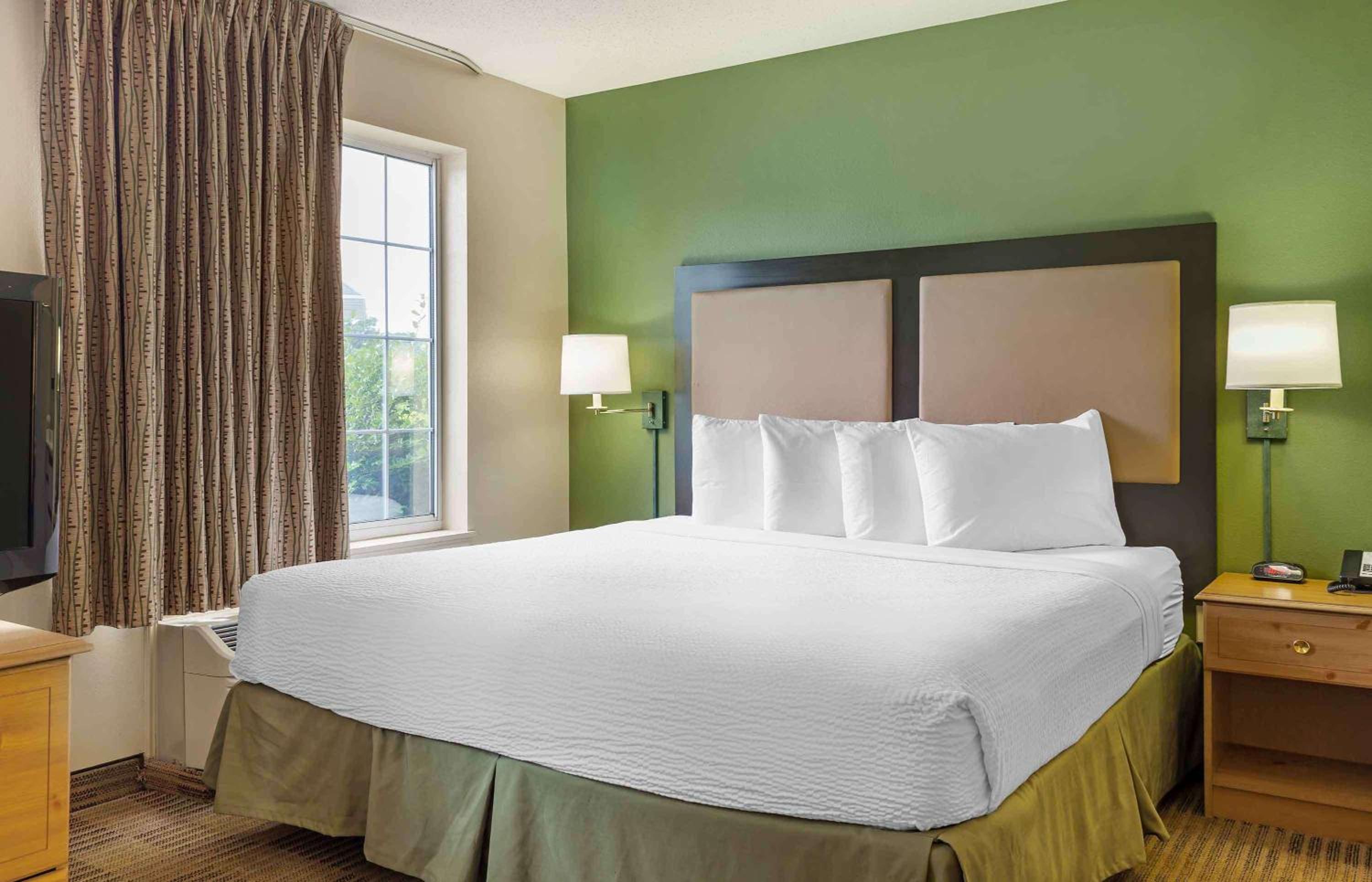 Deluxe Studio with 1 King Bed - Non-Smoking - Photo 1