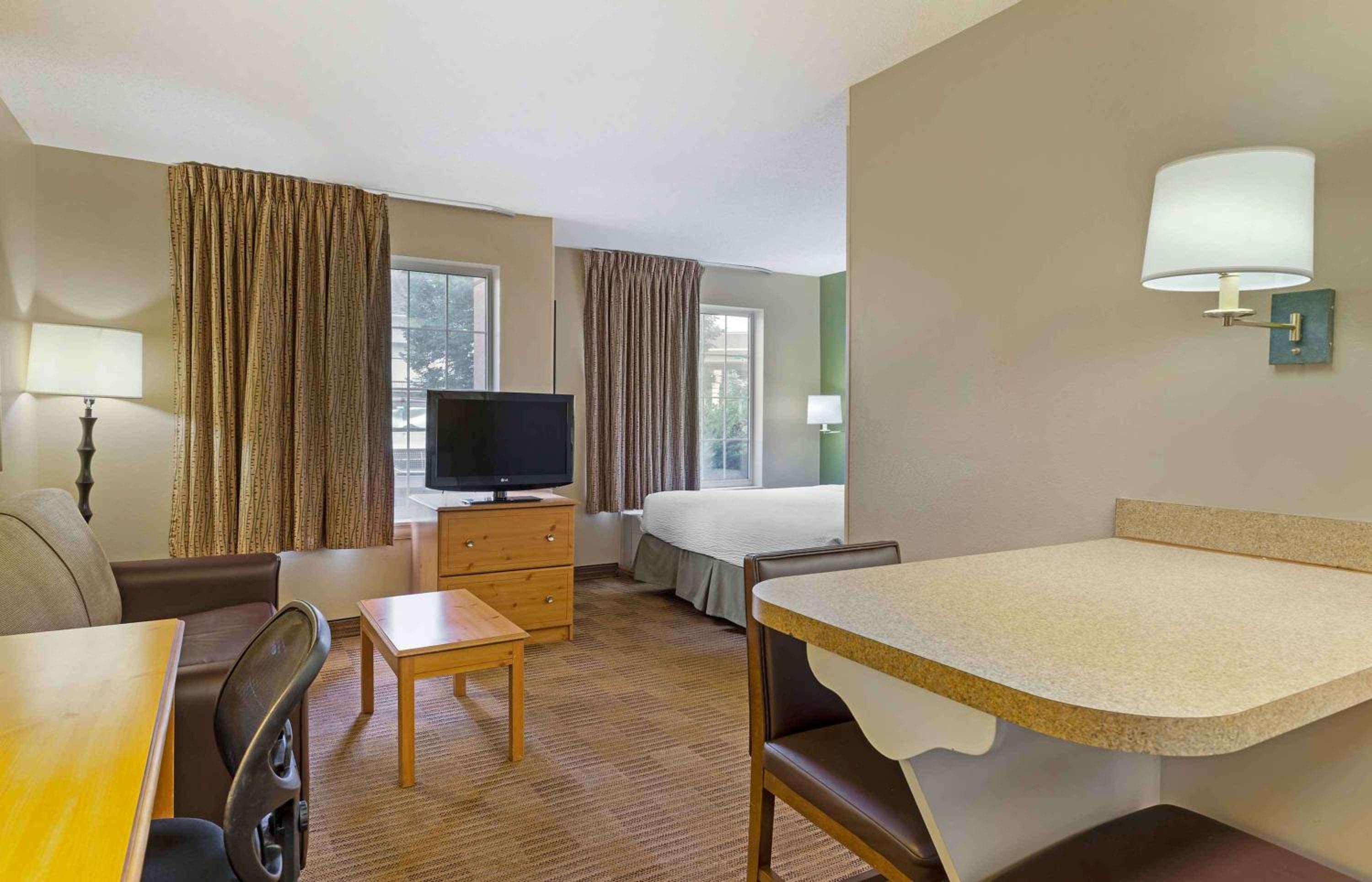 Deluxe Studio with 1 King Bed - Non-Smoking - Photo 9