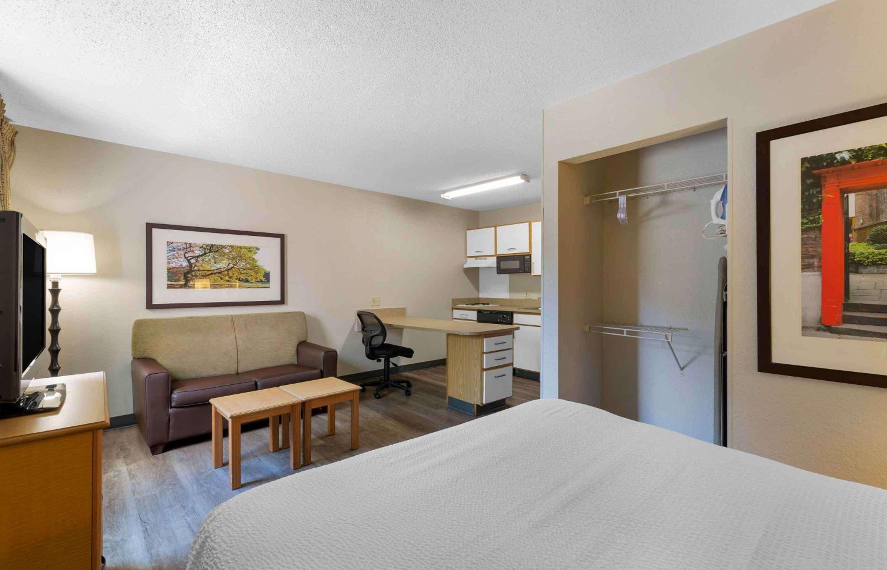 Deluxe Studio with 1 Queen Bed - Non-Smoking photo 3