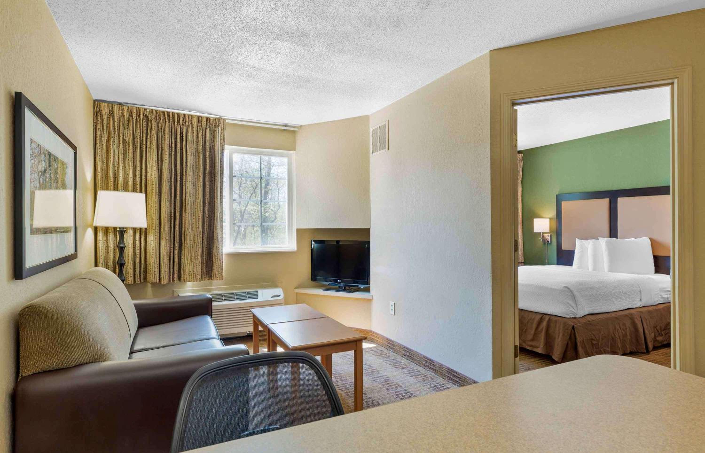 One Bedroom Suite with 1 Queen Bed - Non-Smoking photo 3