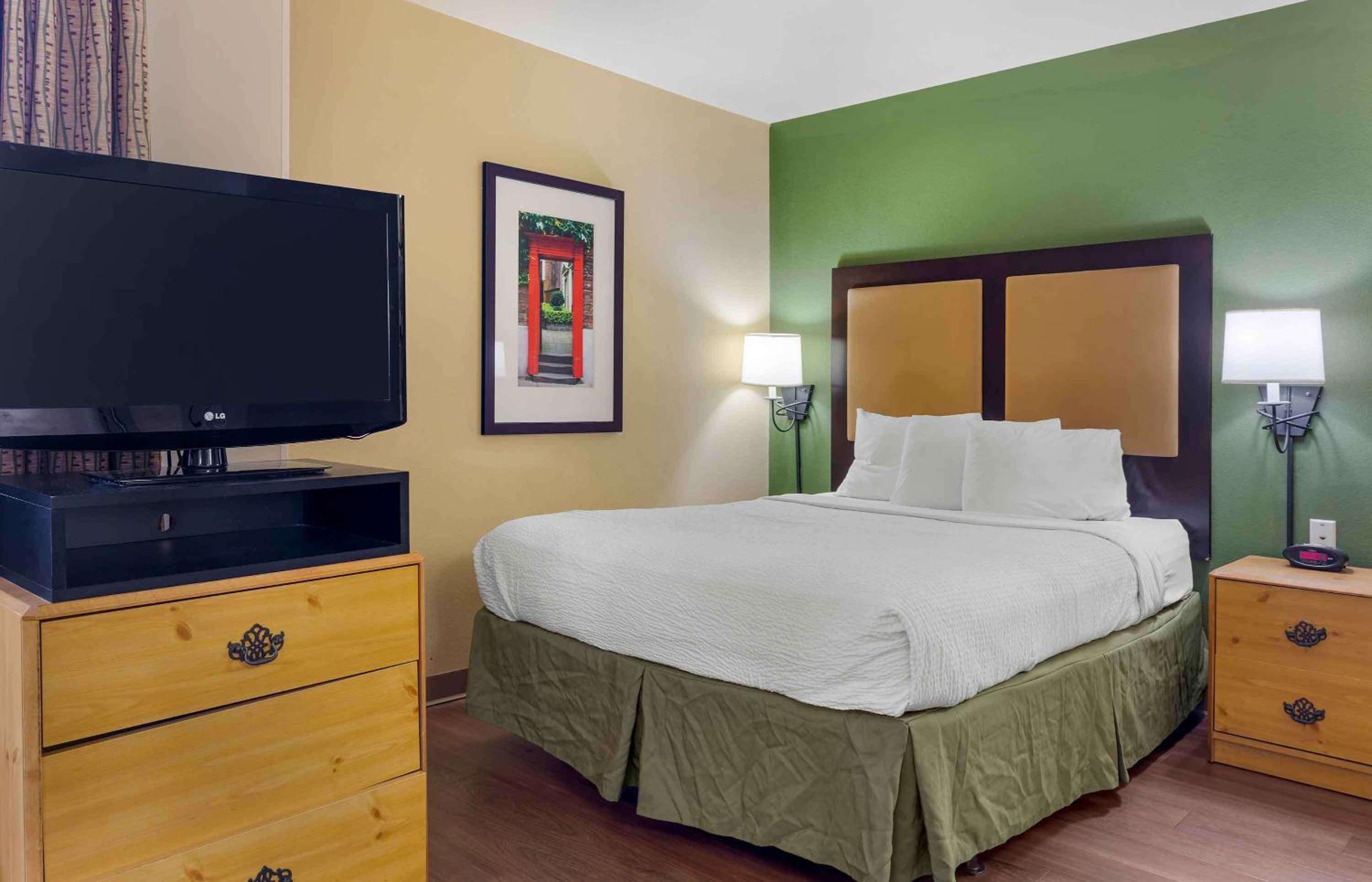 Deluxe Studio with 1 Queen Bed - Non-Smoking - Photo 1