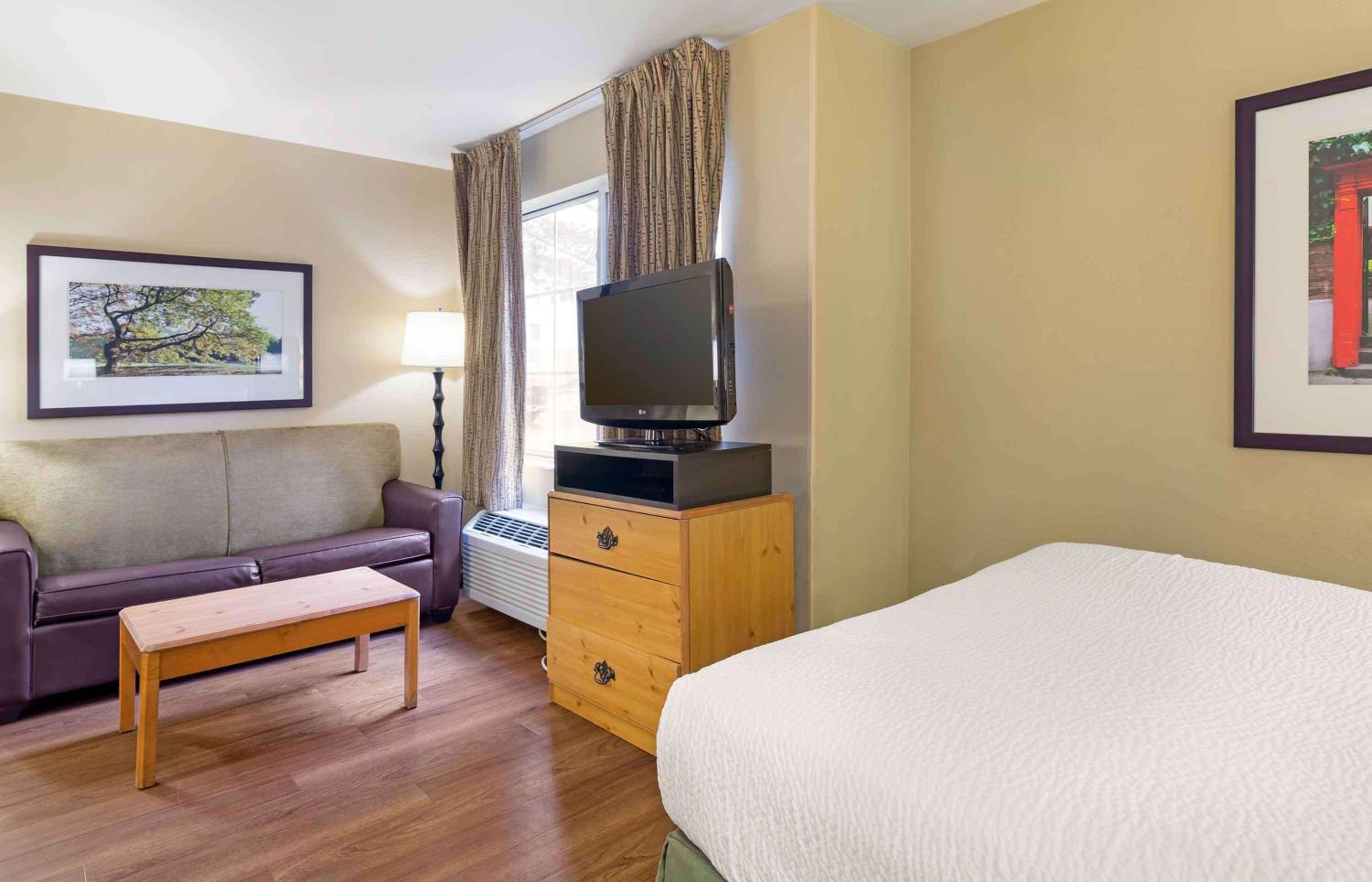 Deluxe Studio with 1 Queen Bed - Non-Smoking - Photo 8