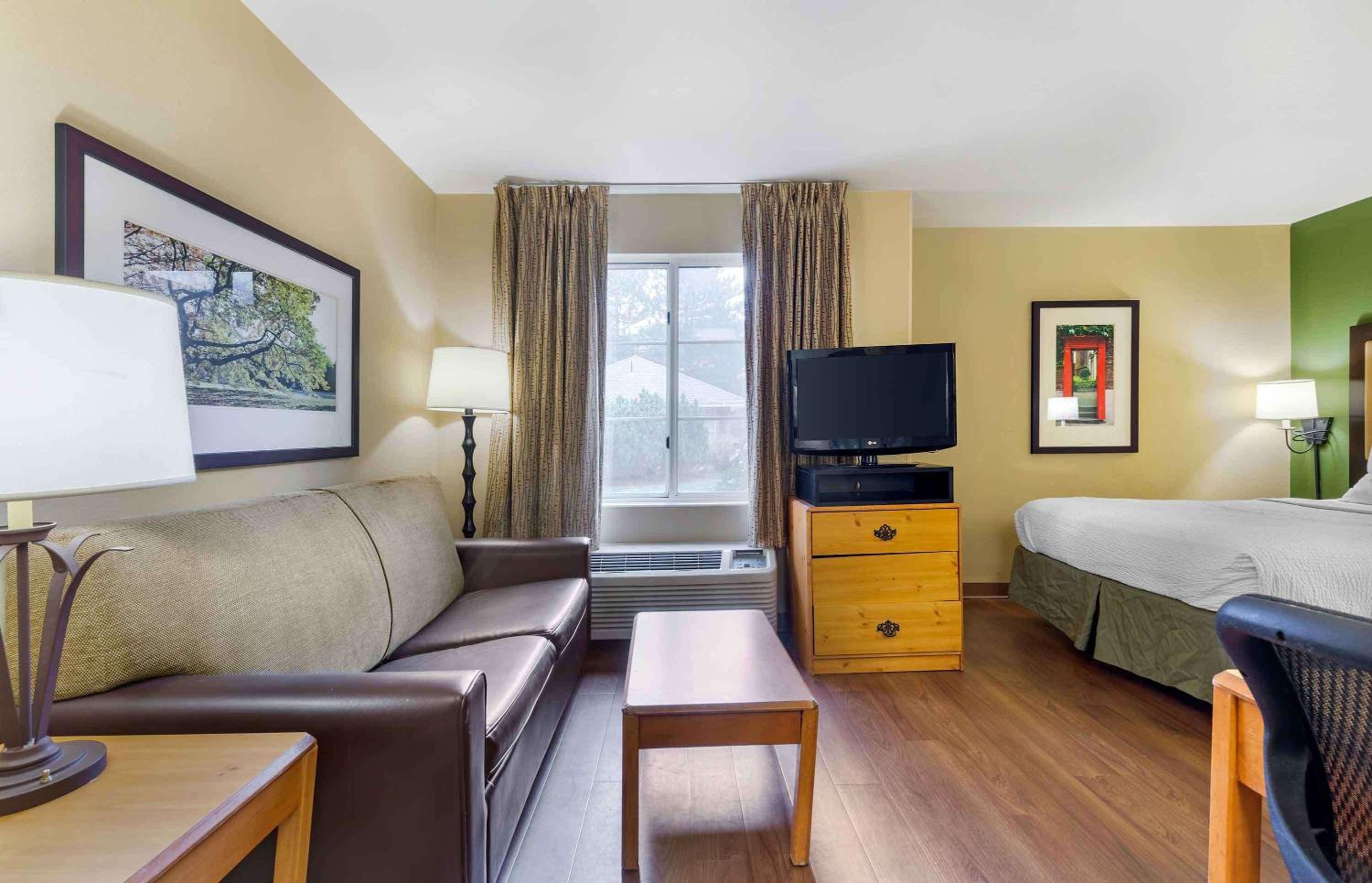 Deluxe Studio with 1 Queen Bed - Non-Smoking - Photo 6