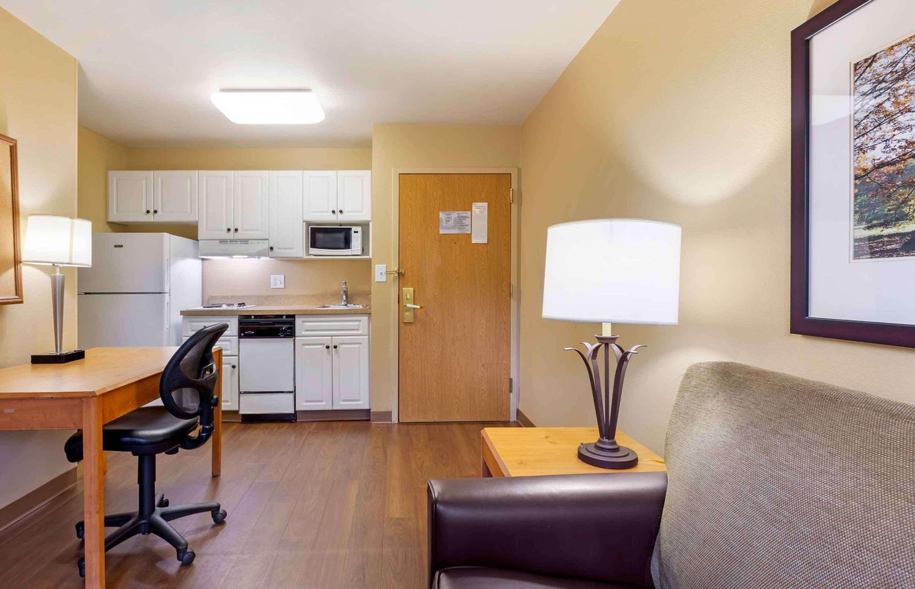 Deluxe Studio with 1 Queen Bed - Non-Smoking - Photo 10