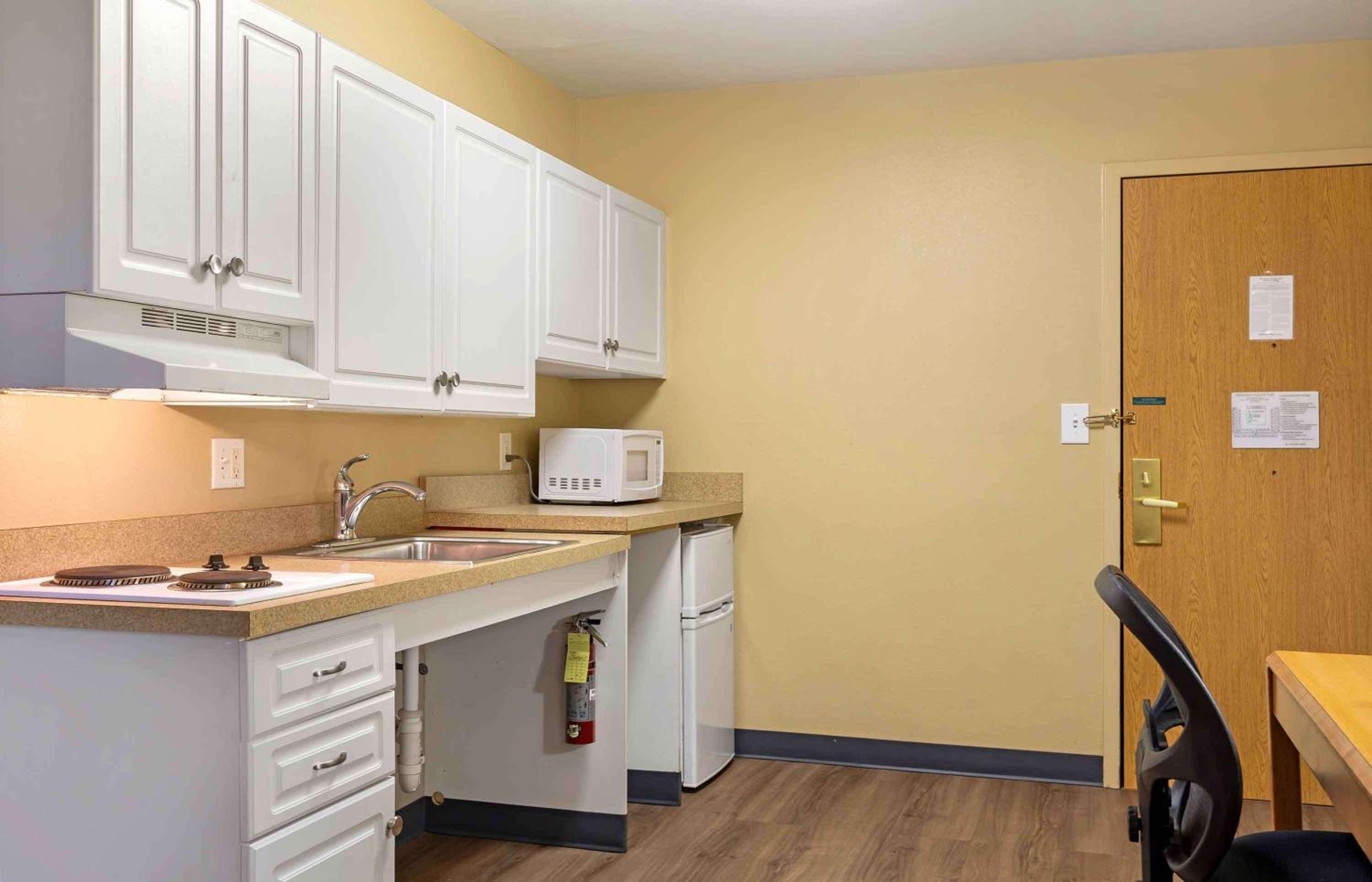 Deluxe Studio with 1 King Bed - Disability Access - Non-Smoking - Photo 7