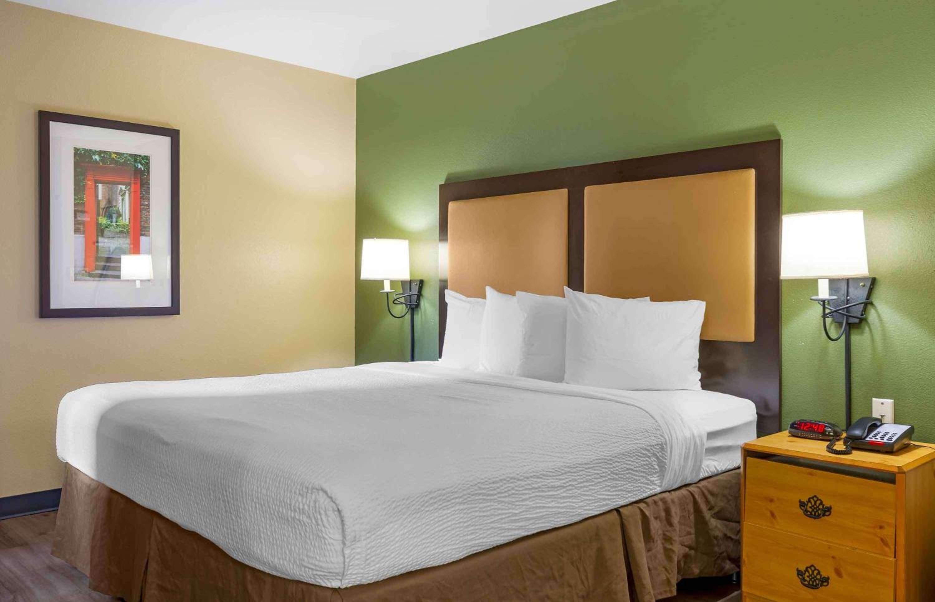 Deluxe Studio with 1 King Bed - Disability Access - Non-Smoking - Photo 8
