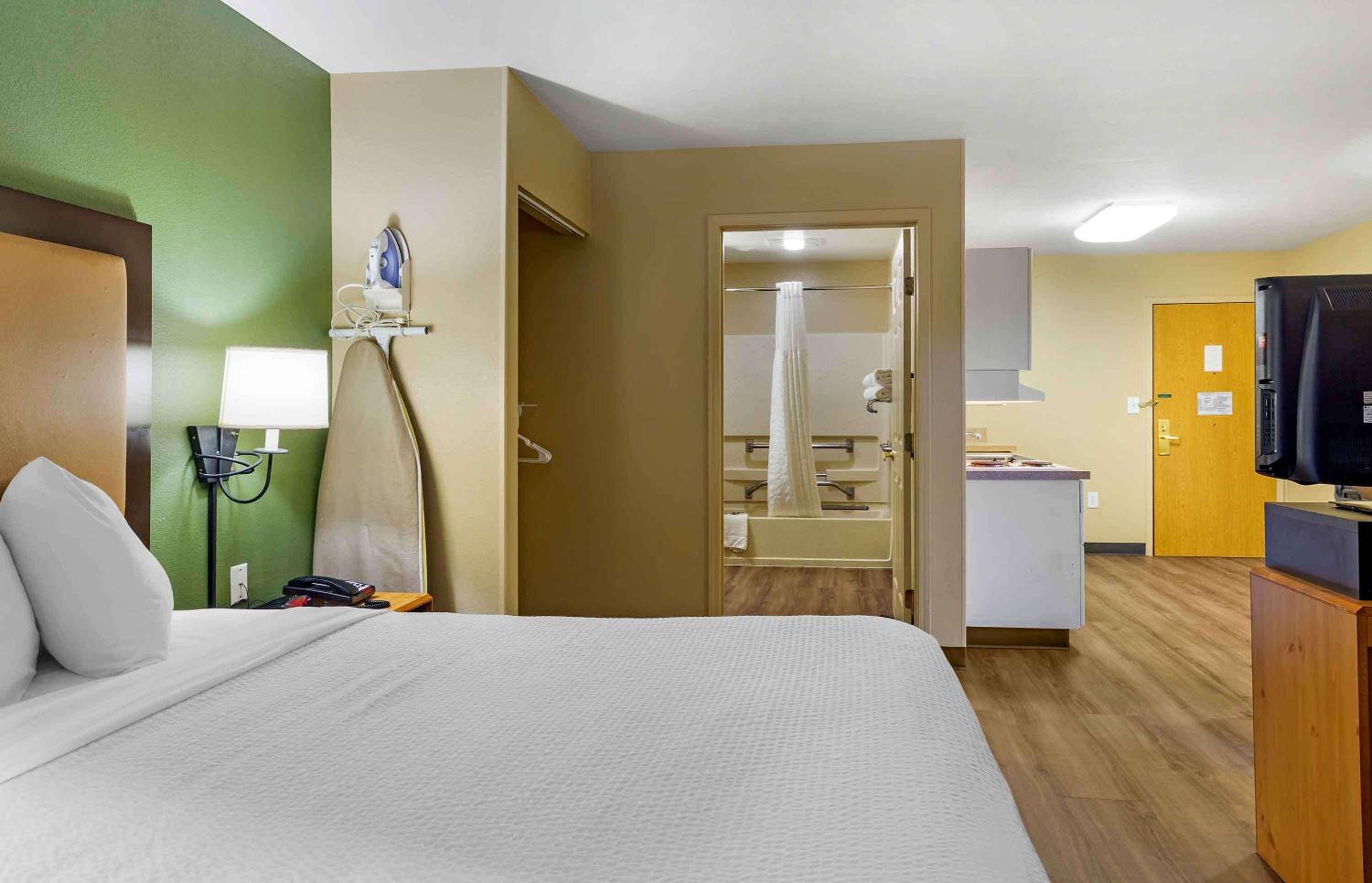 Deluxe Studio with 1 King Bed - Disability Access - Non-Smoking - Photo 9