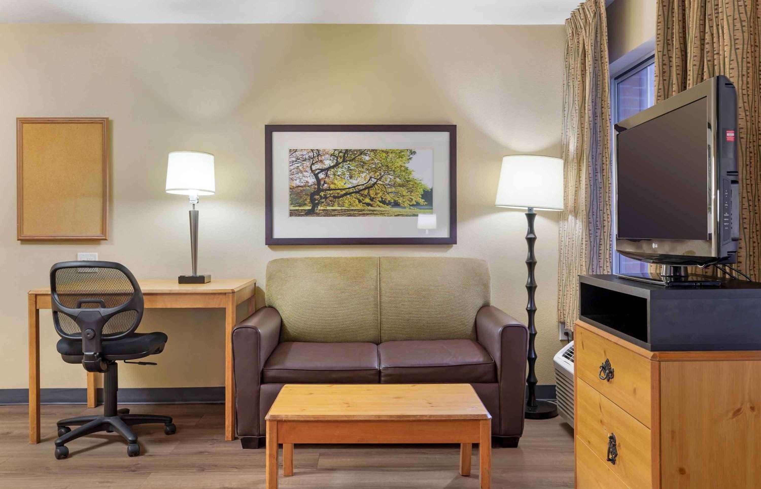 Deluxe Studio with 1 King Bed - Disability Access - Non-Smoking - Photo 10