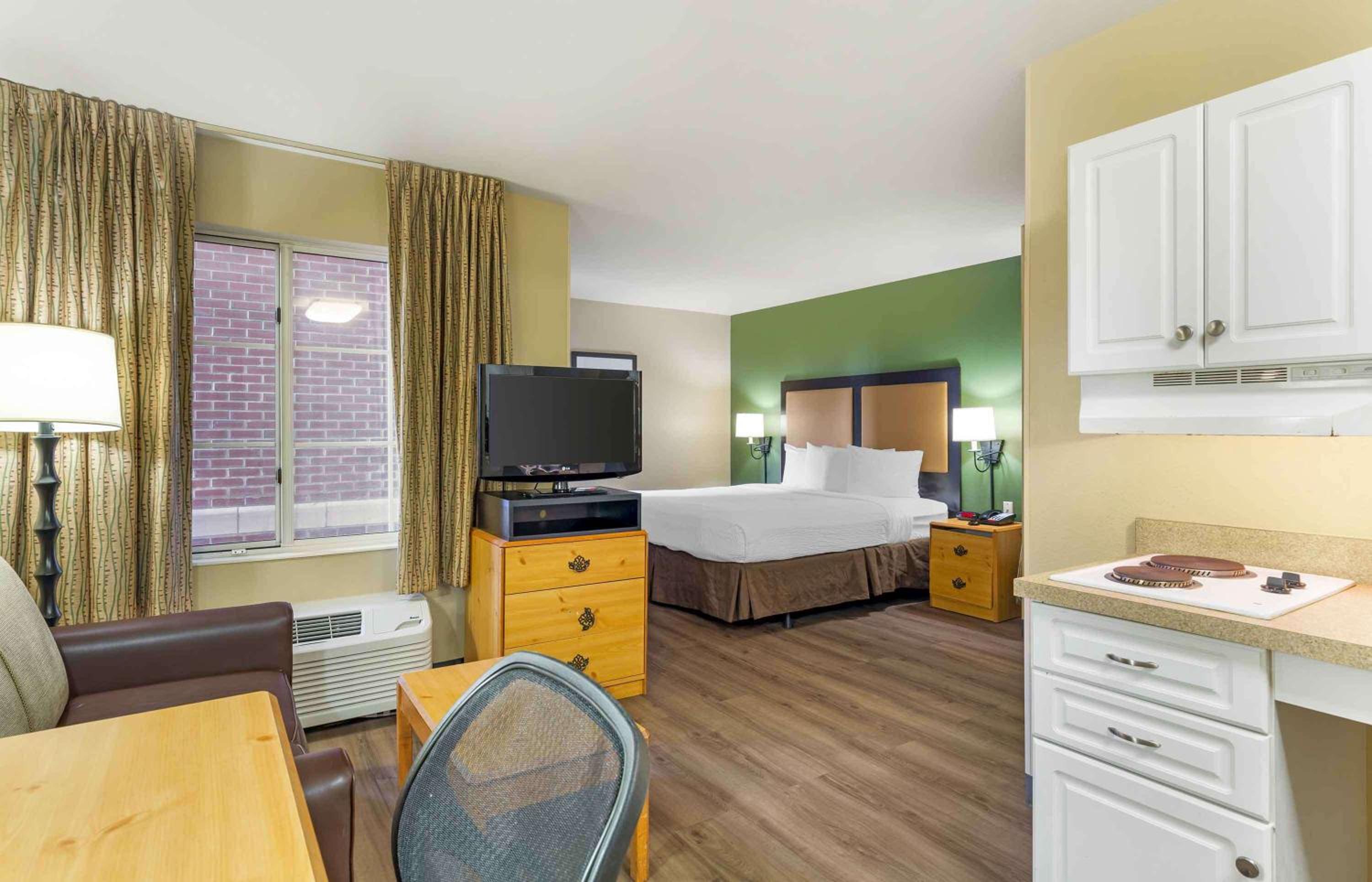 Deluxe Studio with 1 King Bed - Disability Access - Non-Smoking - Photo 11