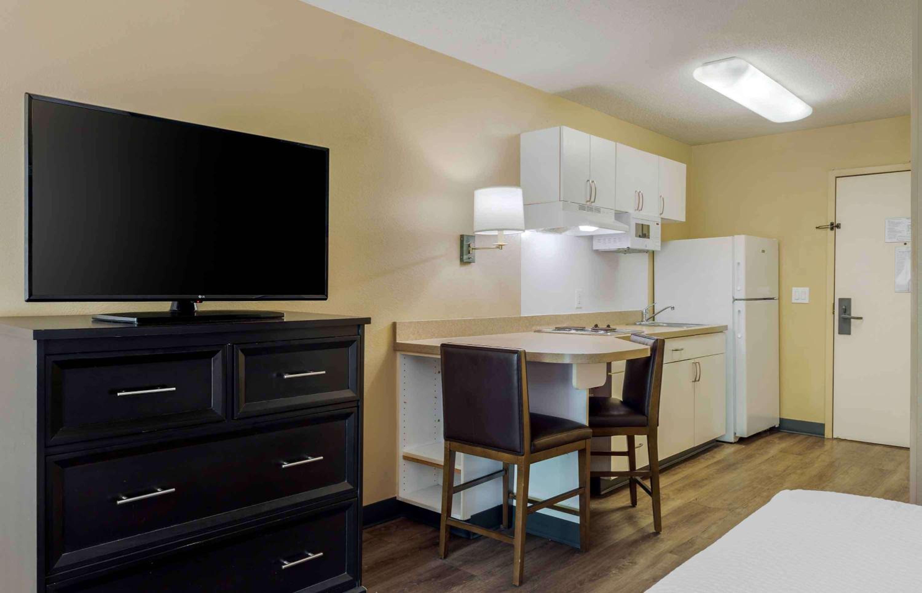 Studio with 2 Queen Beds - Non-Smoking - Photo 7