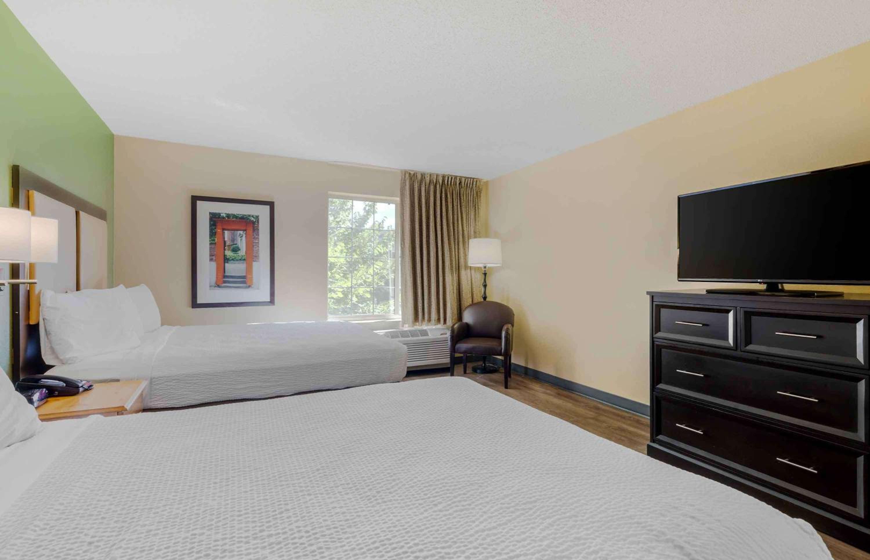 Studio with 2 Queen Beds - Non-Smoking - Photo 6