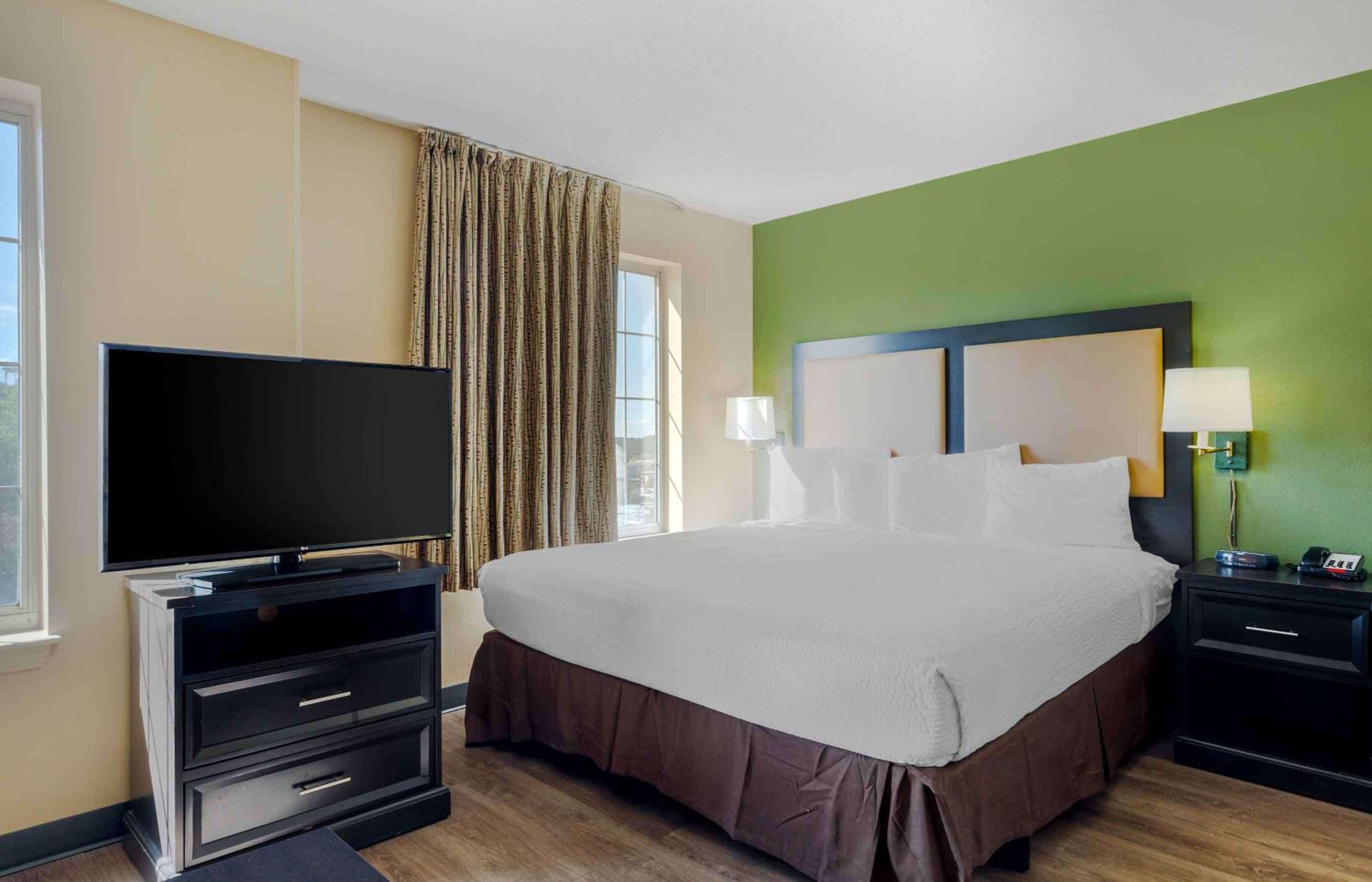 Deluxe Studio with 1 King Bed - Non-Smoking - Photo 1