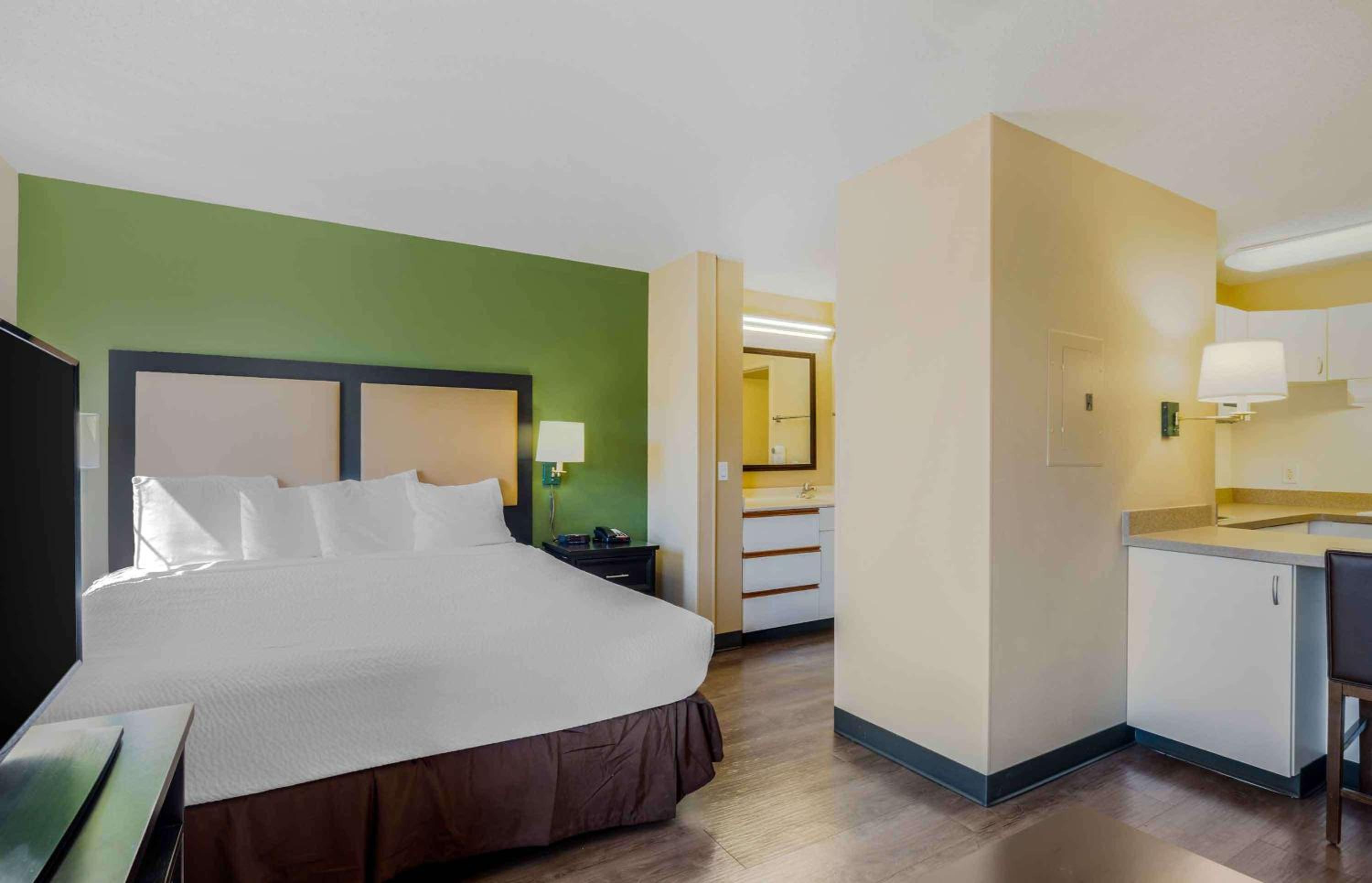Deluxe Studio with 1 King Bed - Non-Smoking - Photo 2