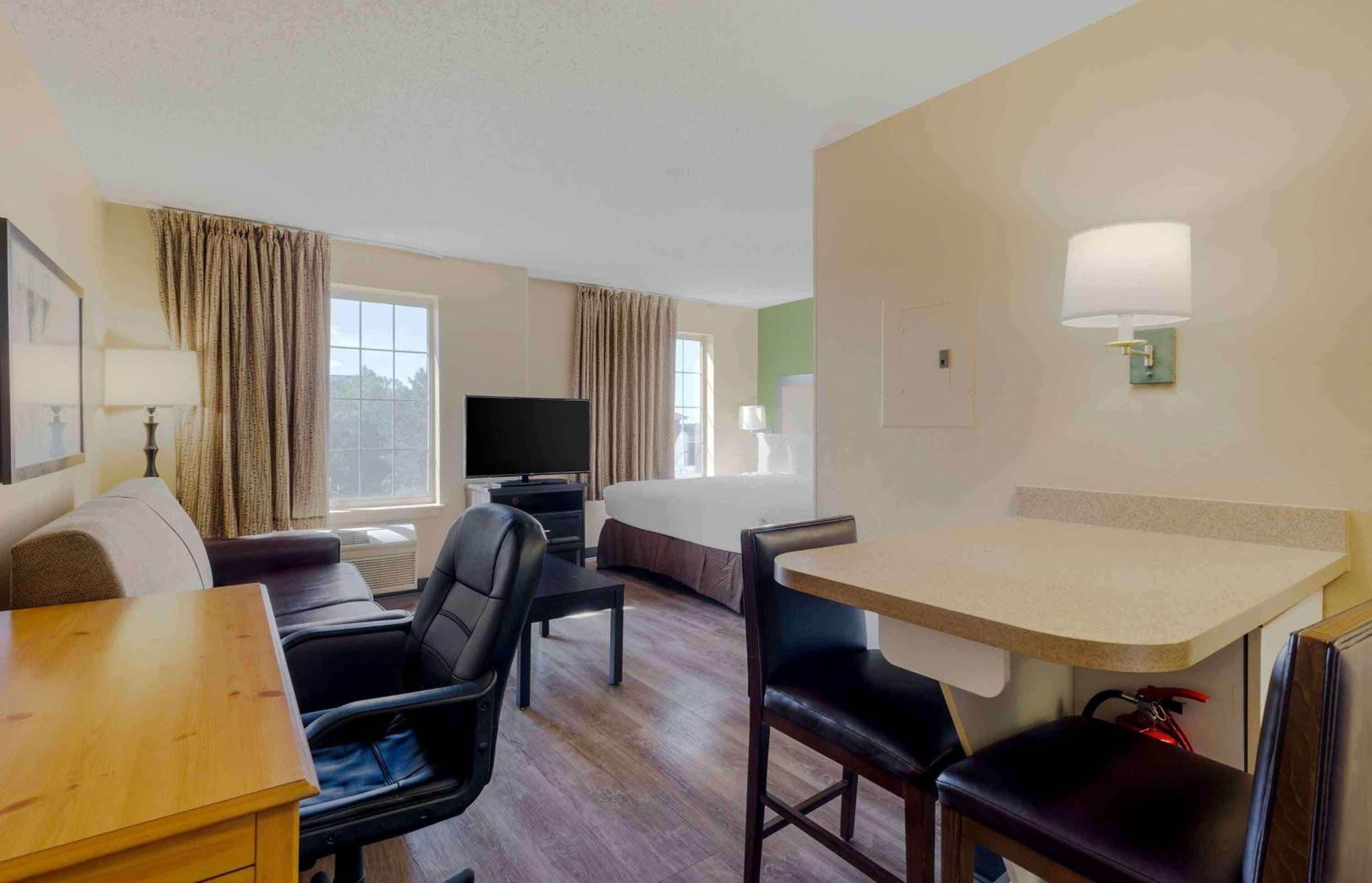 Deluxe Studio with 1 King Bed - Non-Smoking - Photo 12