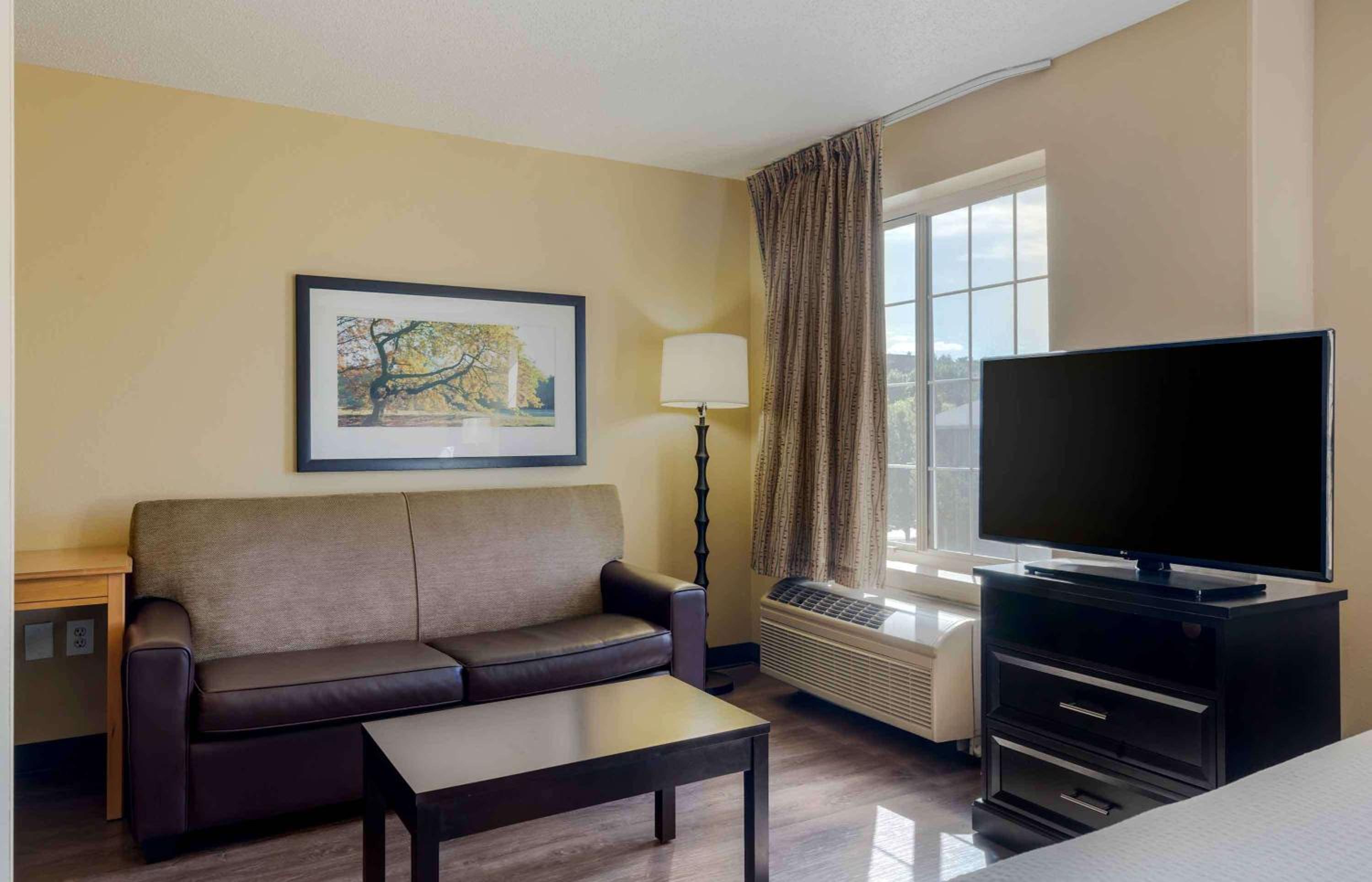 Deluxe Studio with 1 King Bed - Non-Smoking - Photo 11