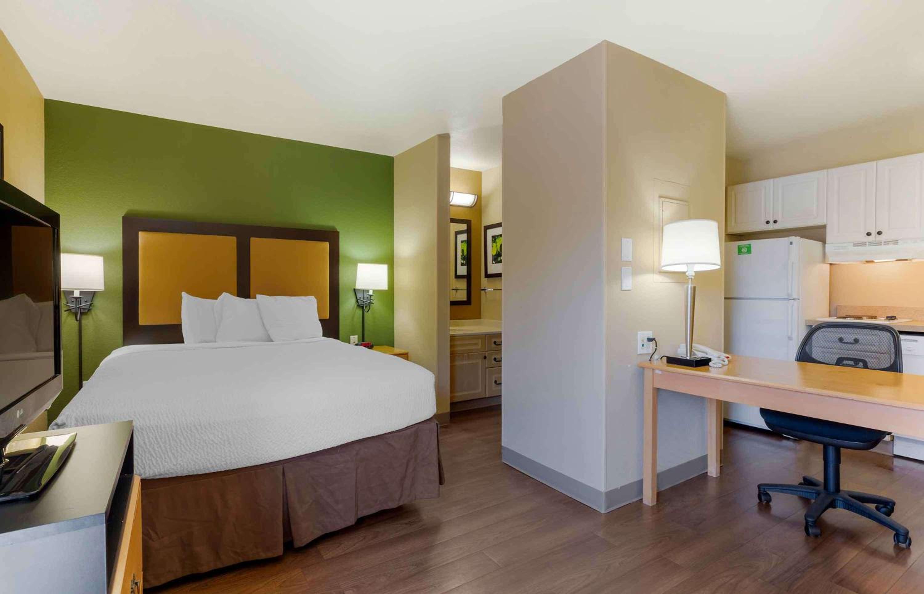 Deluxe Studio with 1 Queen Bed - Non-Smoking - Photo 3