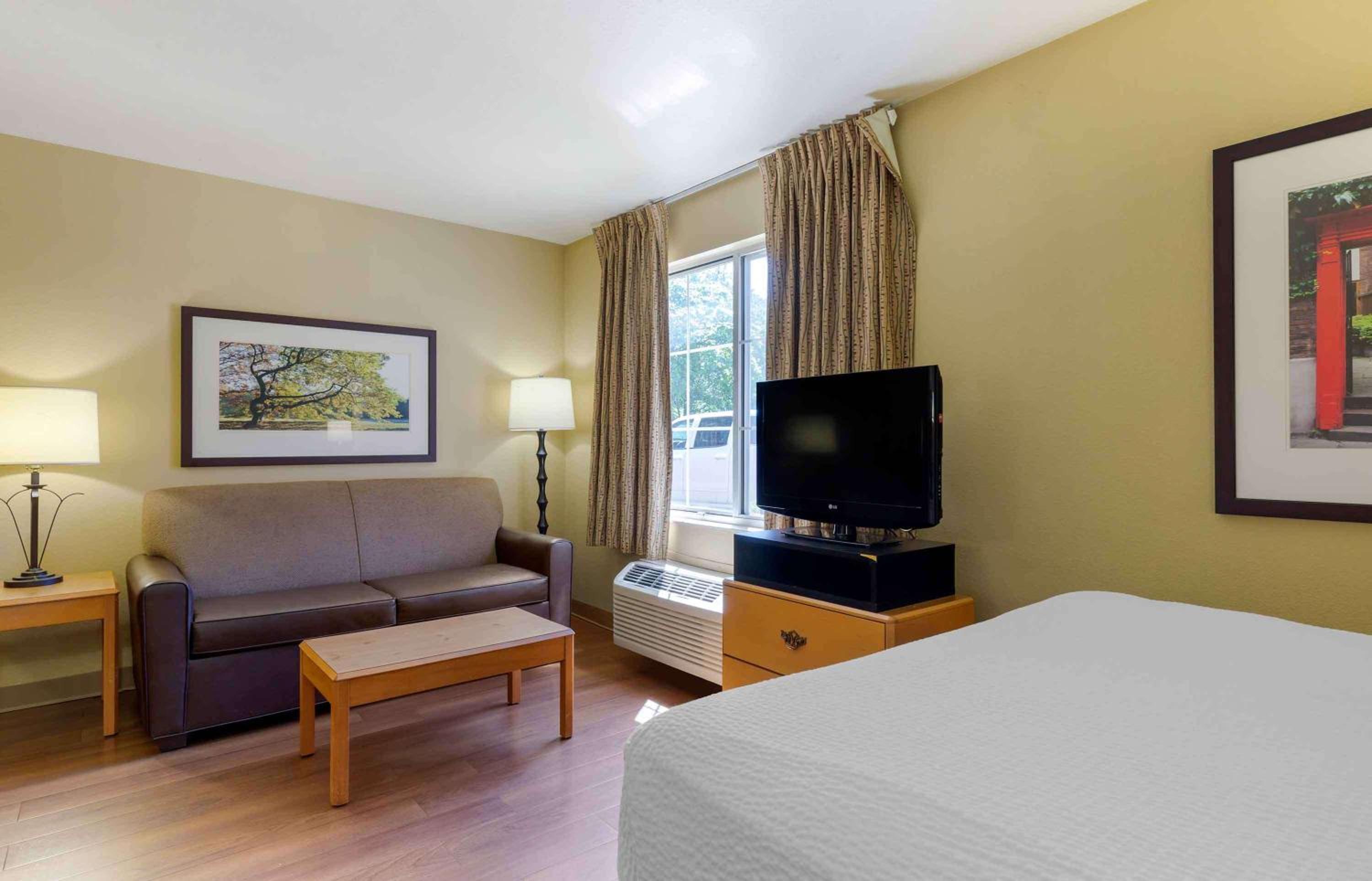 Deluxe Studio with 1 Queen Bed - Non-Smoking - Photo 5