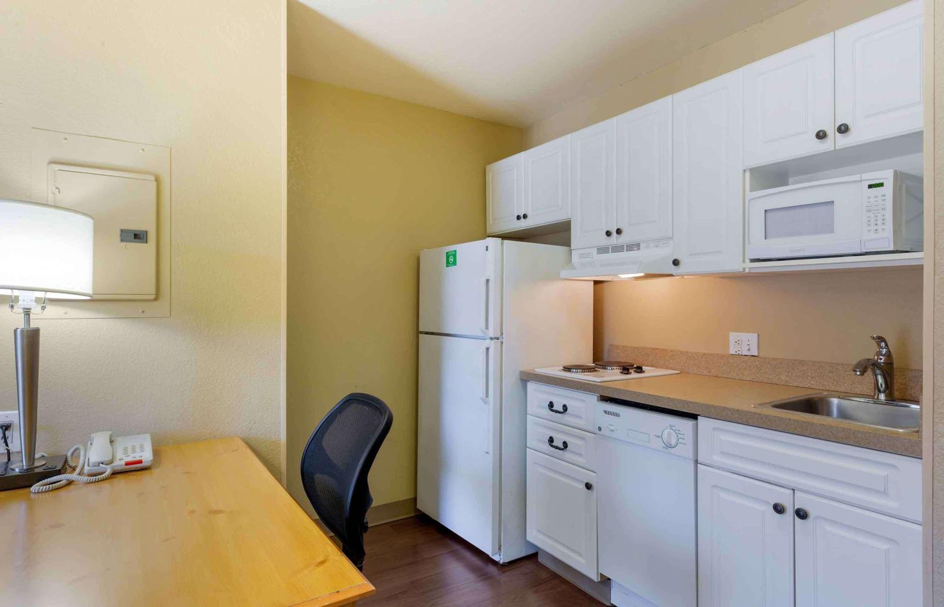 Deluxe Studio with 1 Queen Bed - Non-Smoking - Photo 6