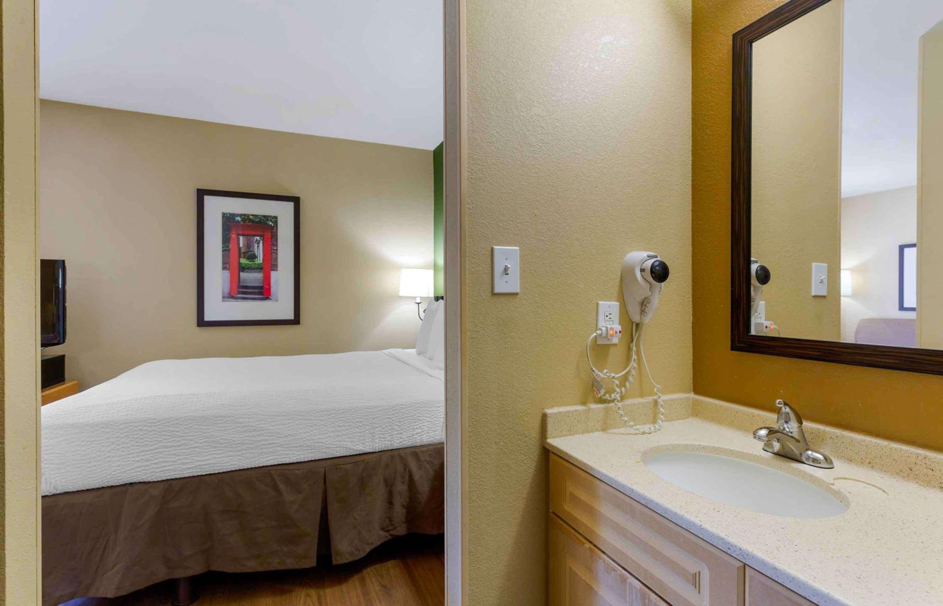 Deluxe Studio with 1 King Bed - Non-Smoking - Photo 5