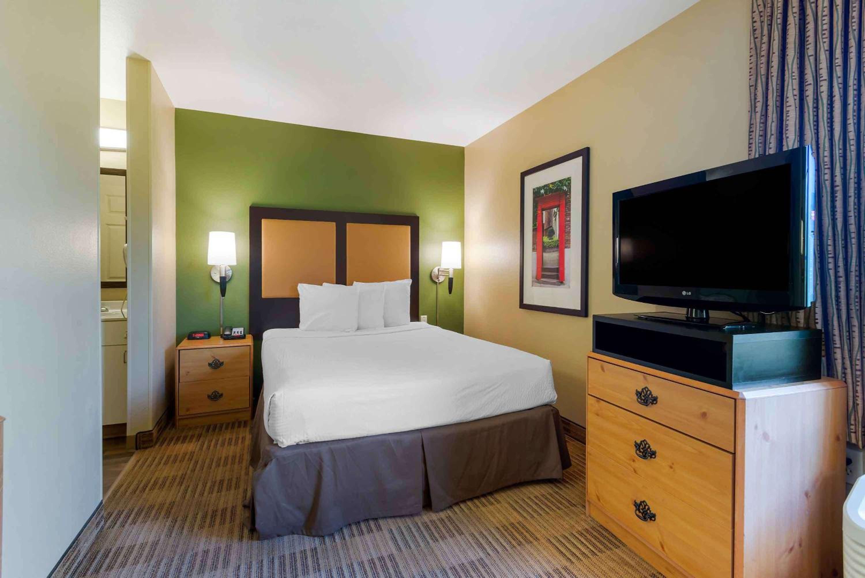 Deluxe Studio with 1 Queen Bed - Non-Smoking - Photo 1