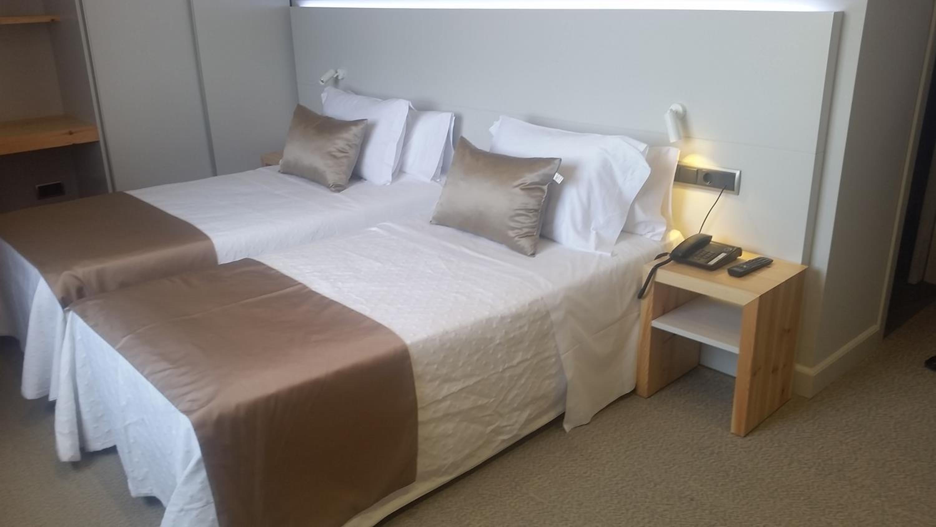Double or Twin Room - Photo 3