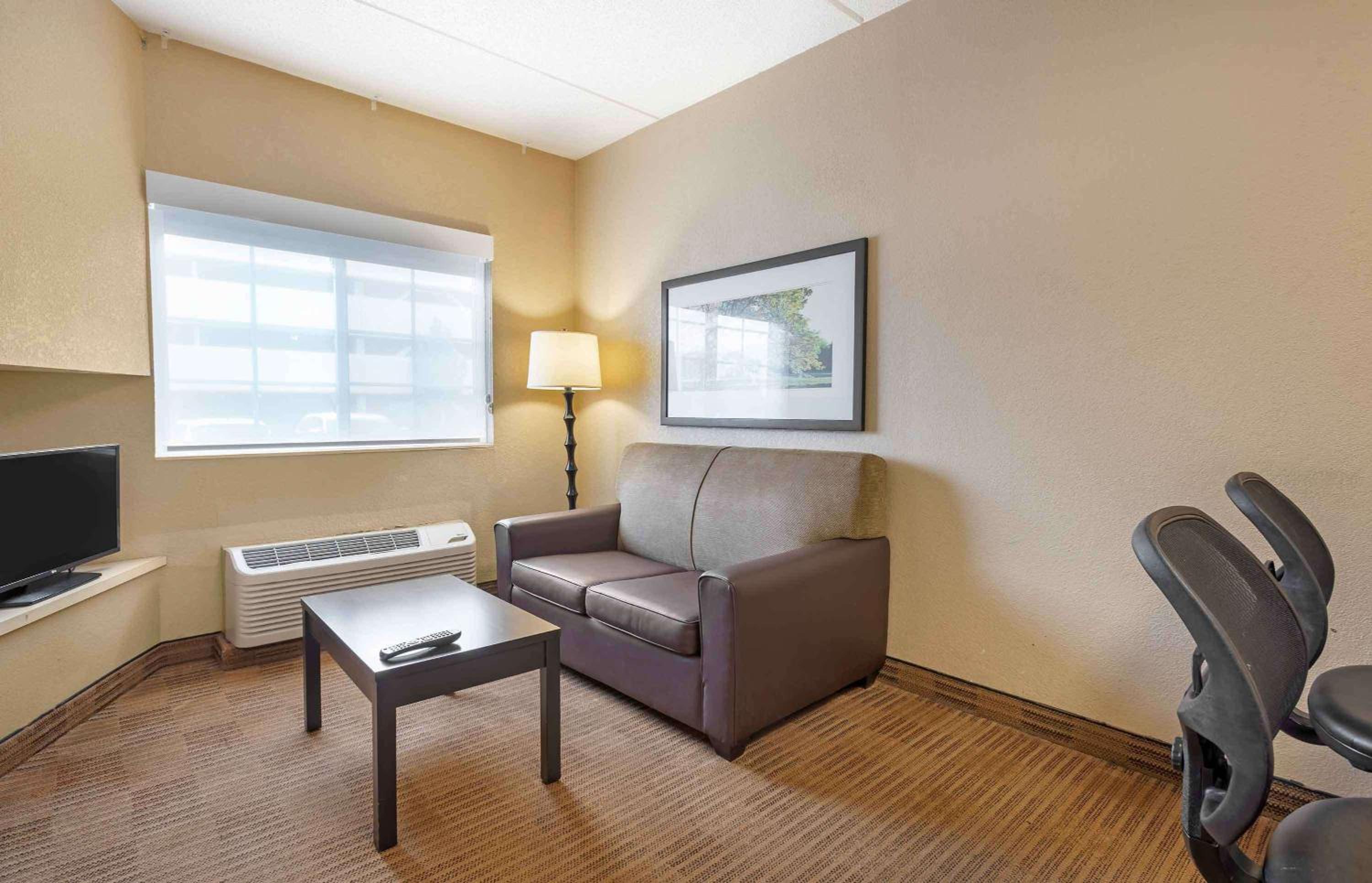 One-Bedroom Suite - Photo 8