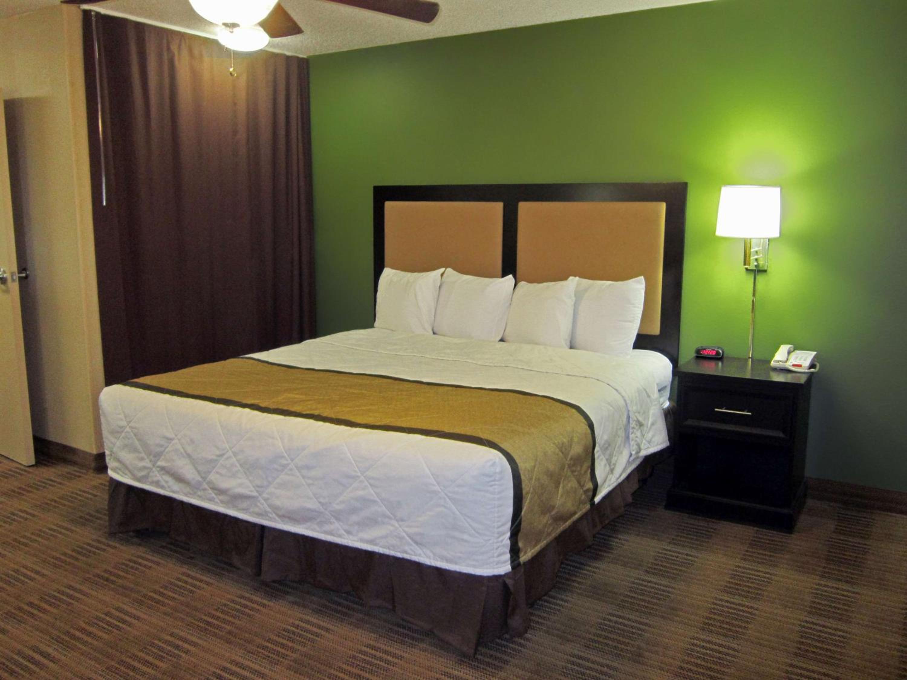 Deluxe Studio with 1 King Bed - Non-Smoking - Photo 10