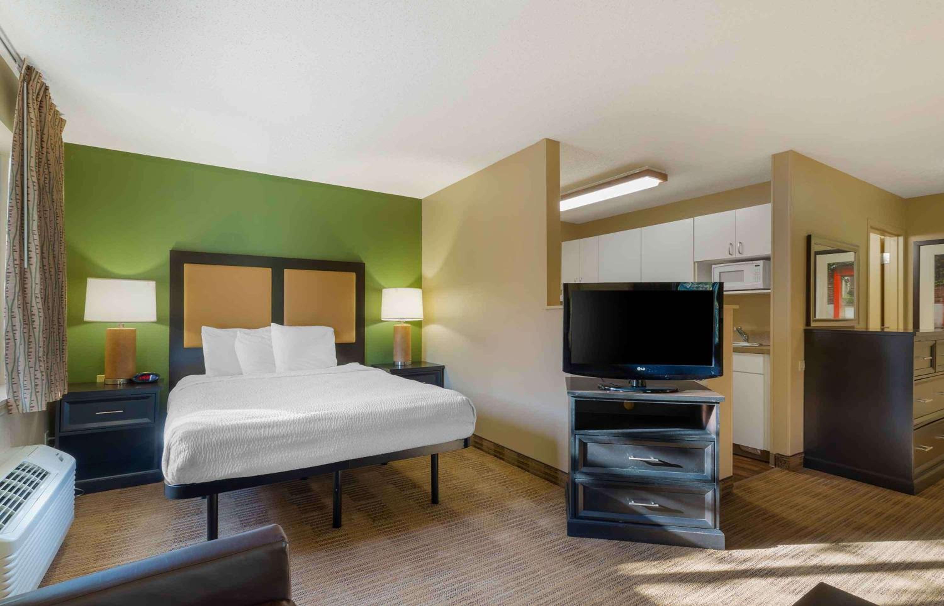 Deluxe Studio with 1 Queen Bed - Non-Smoking - Photo 1