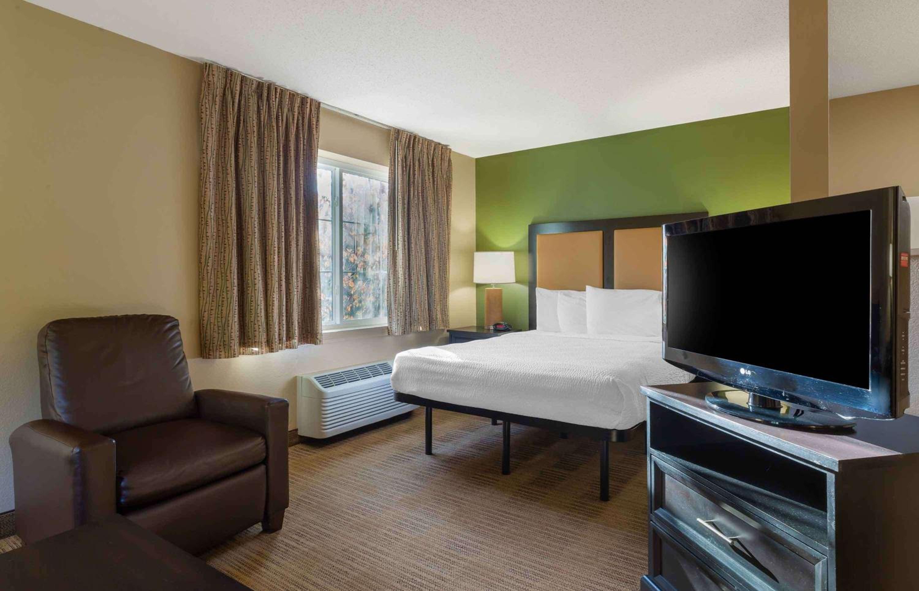 Deluxe Studio with 1 Queen Bed - Non-Smoking - Photo 11