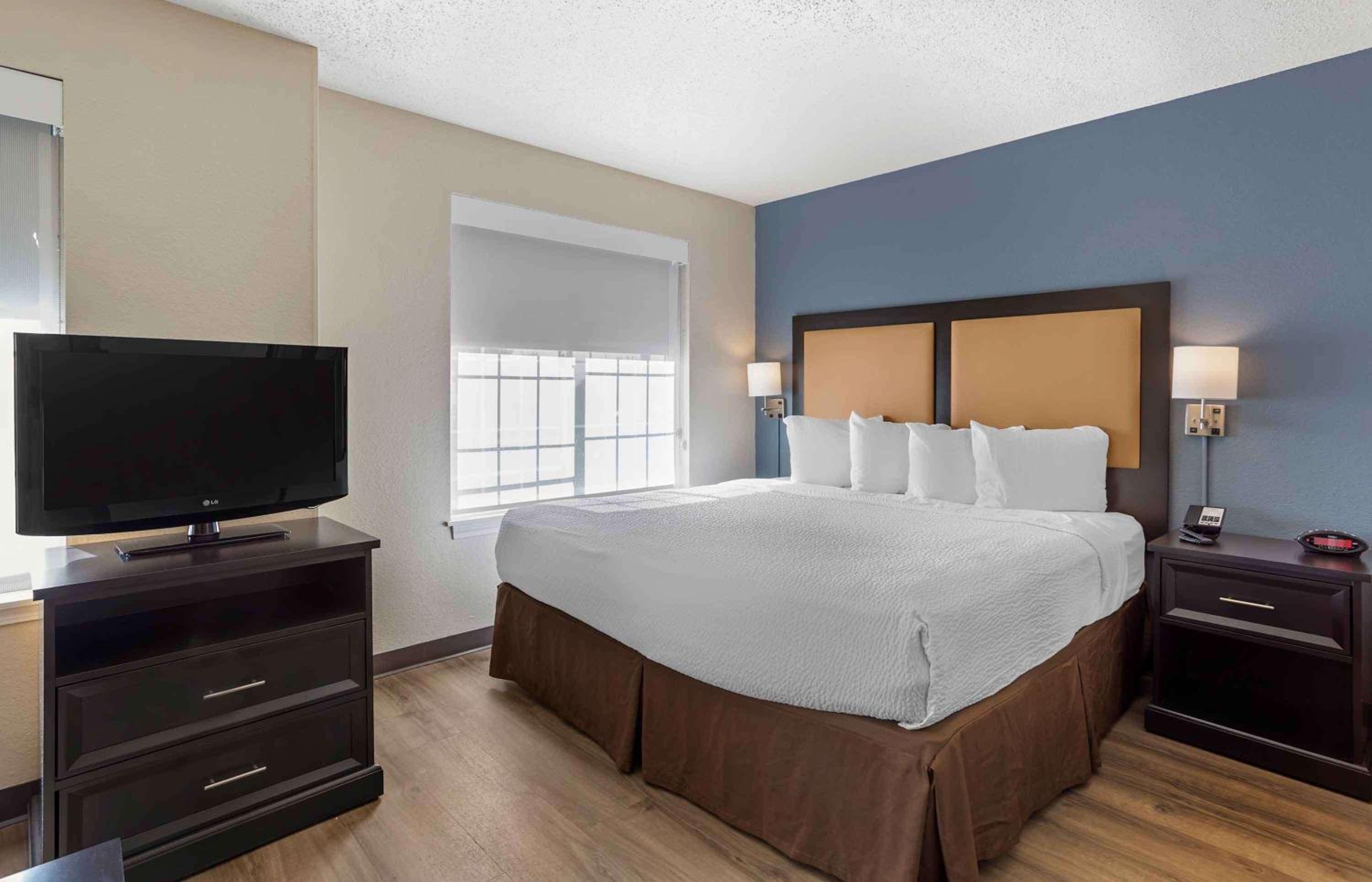 Deluxe Studio with 1 King Bed - Non-Smoking - Photo 1