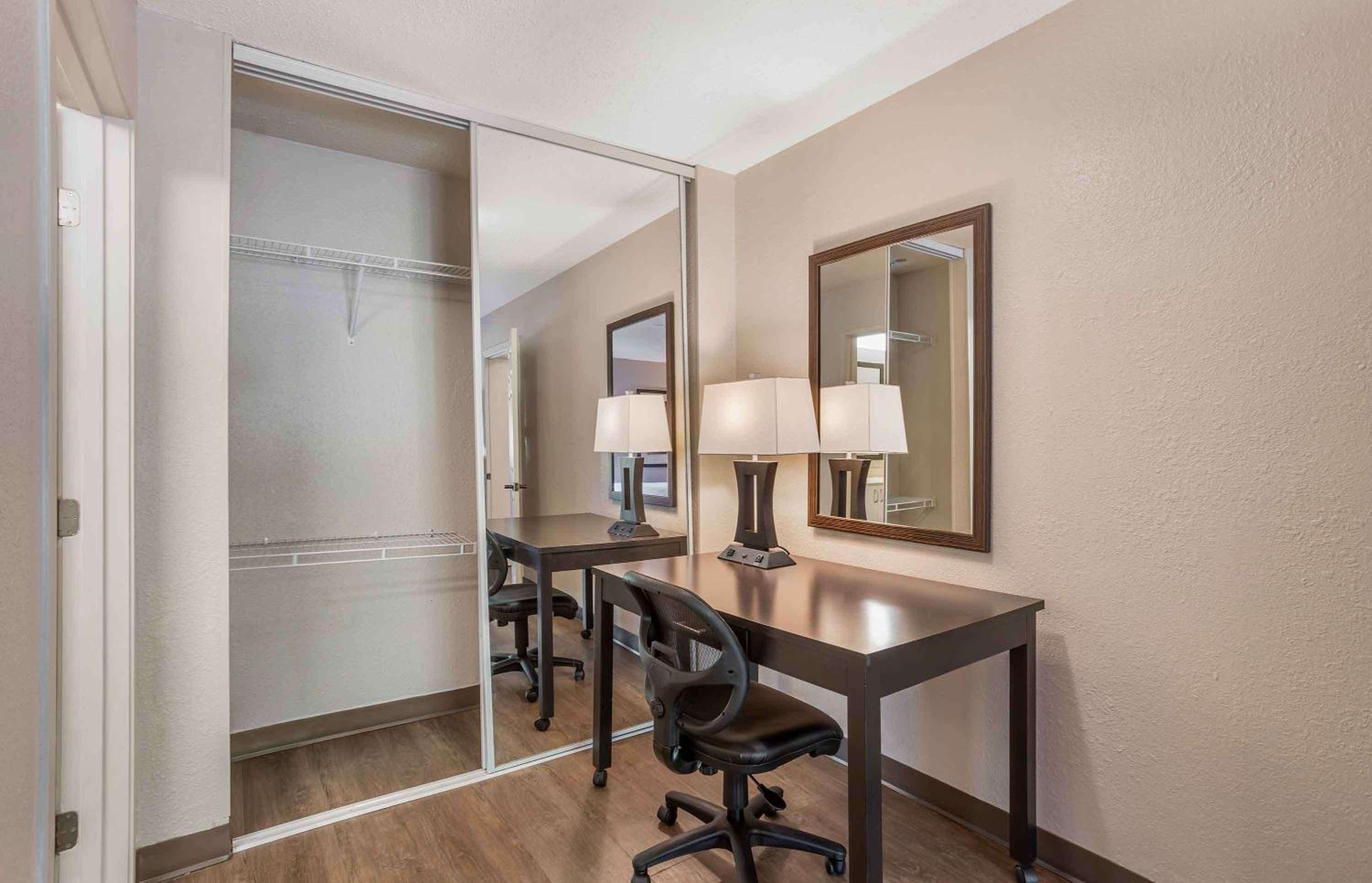One Bedroom Suite - Non-Smoking - Photo 3