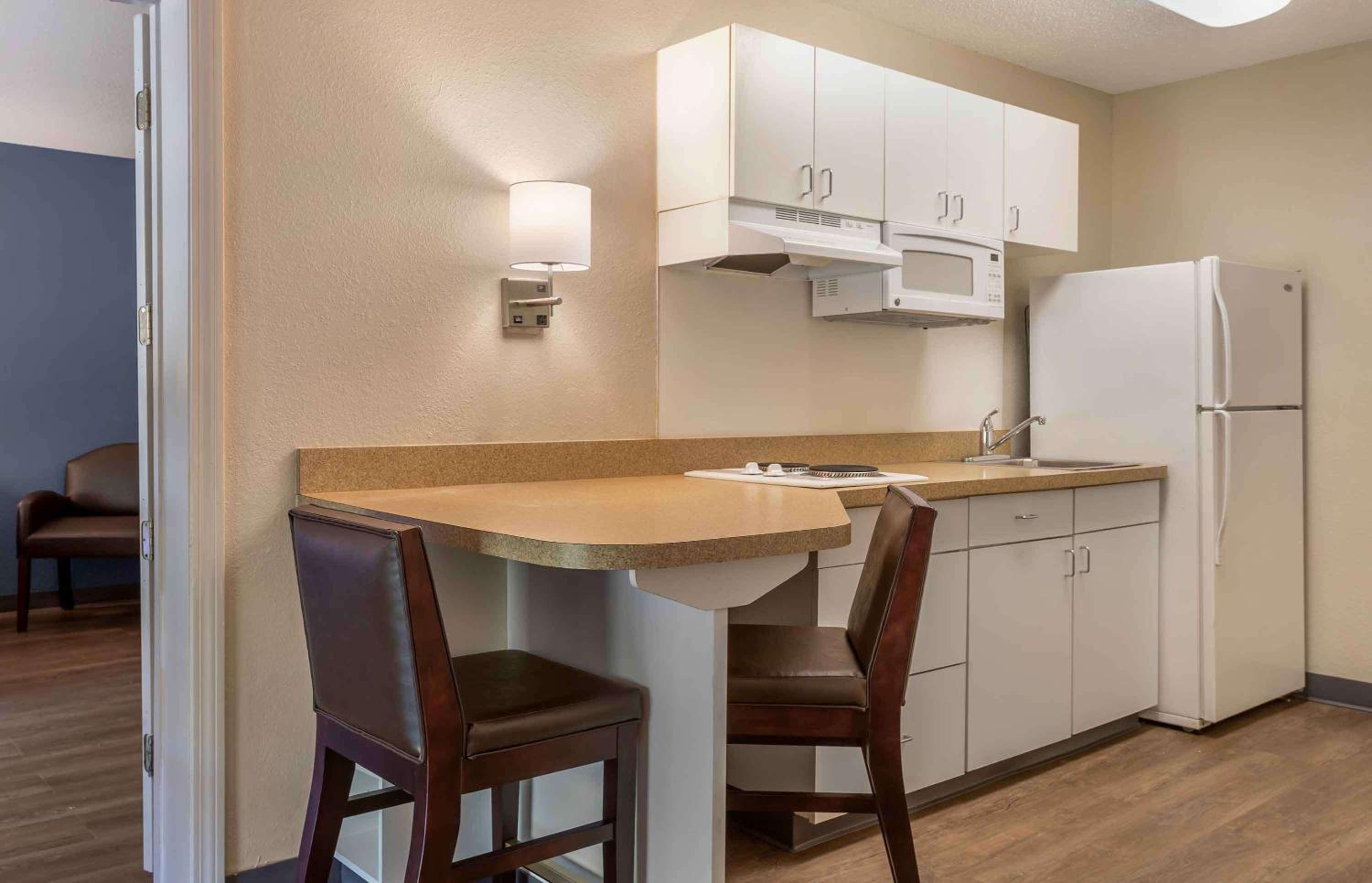 One Bedroom Suite - Non-Smoking - Photo 9